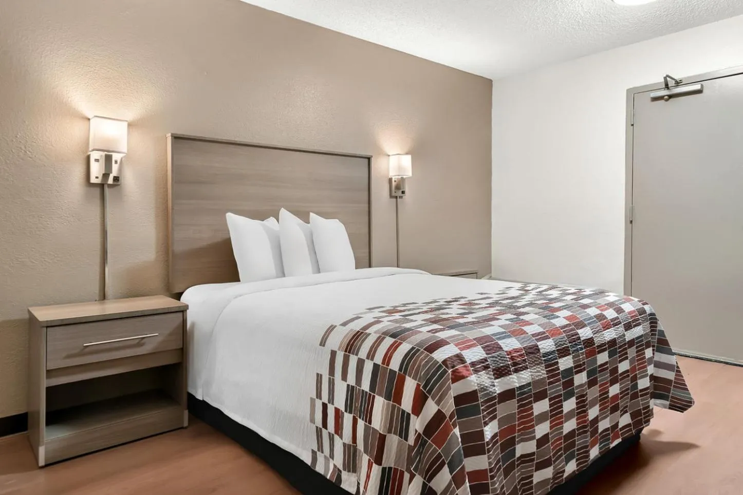 Photo of the whole room, Bed in Red Roof Inn Auburn Hills