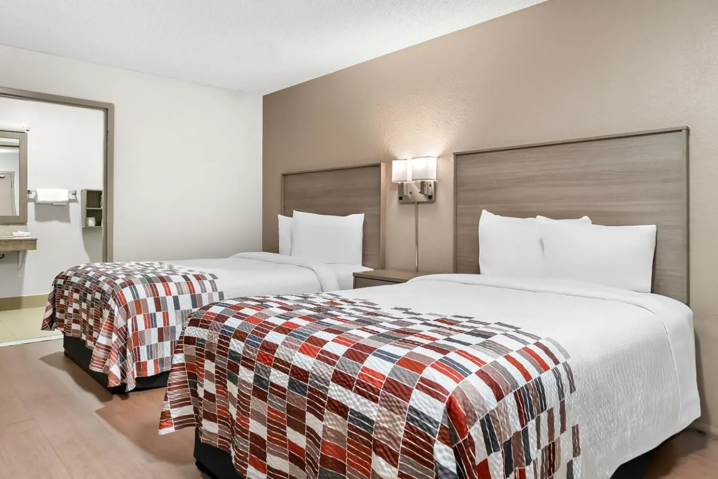 Photo of the whole room, Bed in Red Roof Inn Auburn Hills