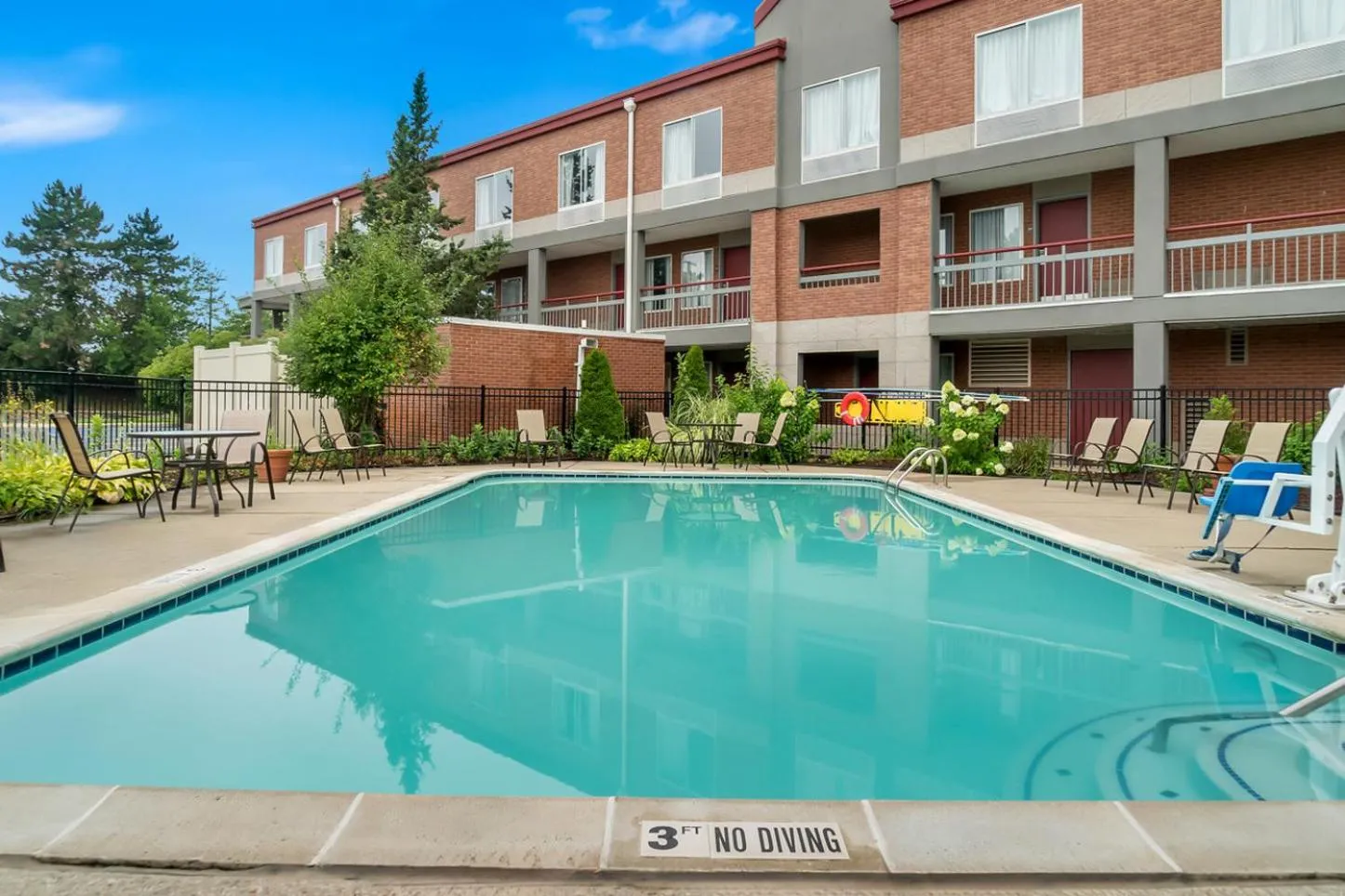 Swimming pool in Red Roof Inn Auburn Hills