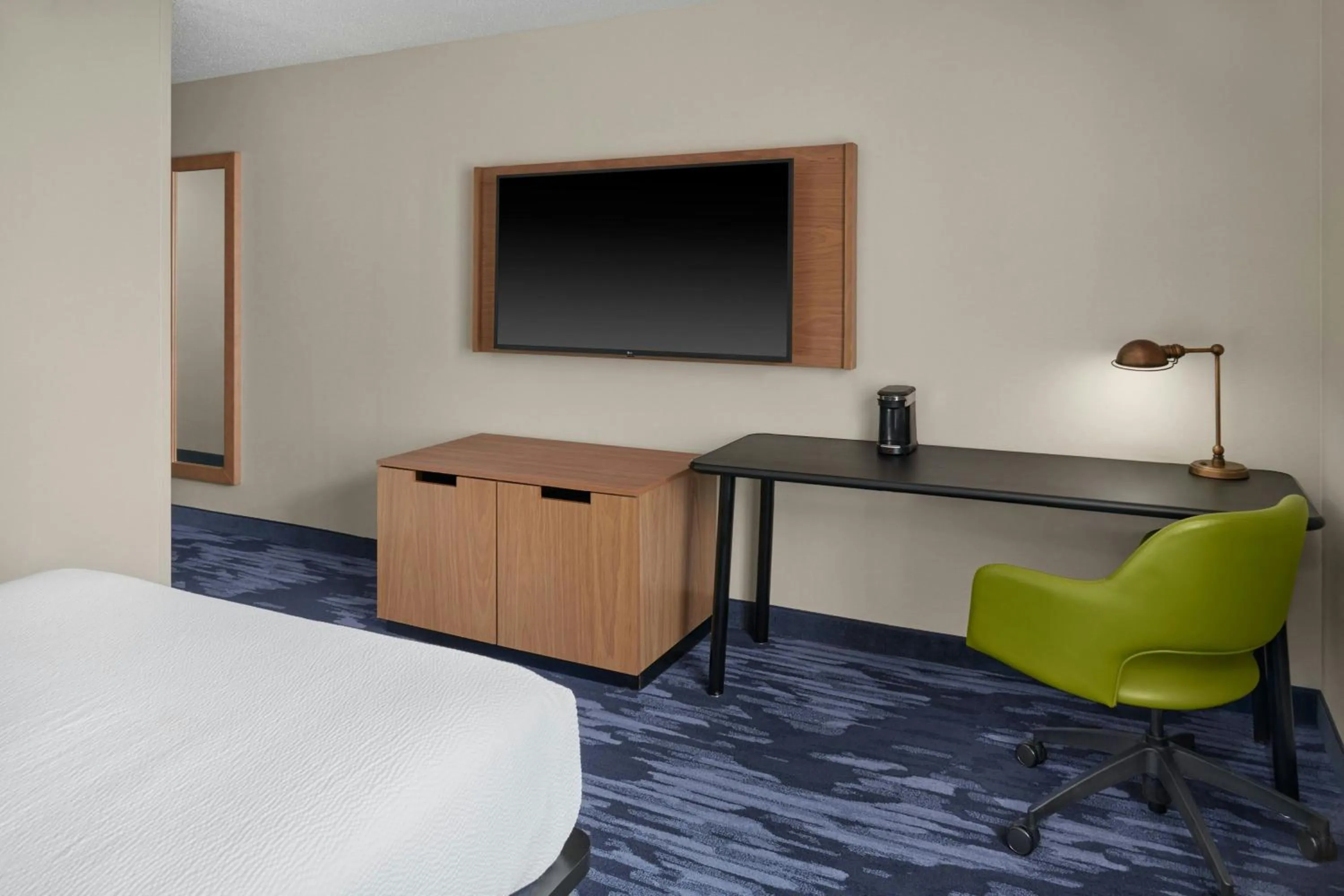 Photo of the whole room, Bed in Fairfield Inn & Suites Detroit Farmington Hills