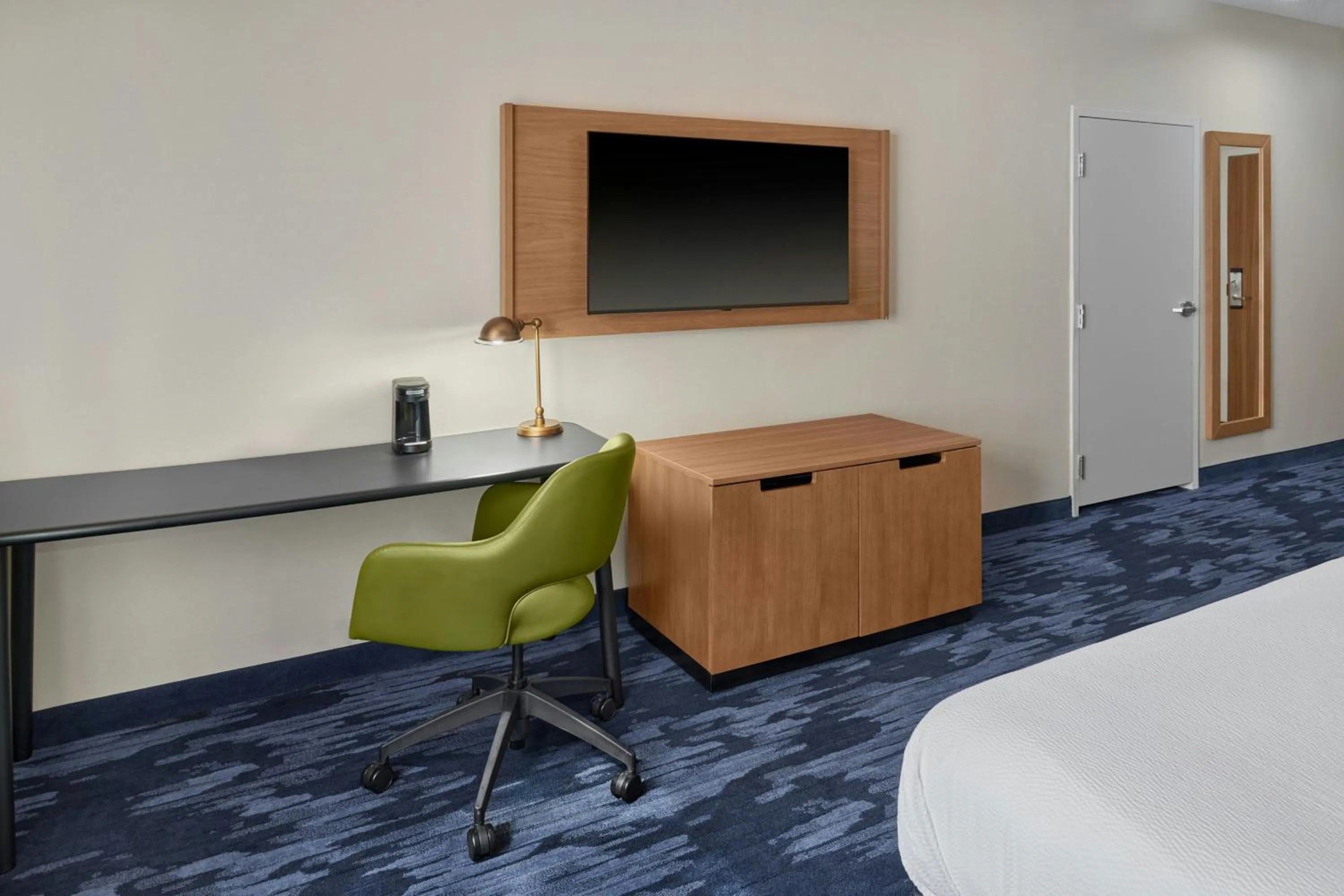 Photo of the whole room, Bed in Fairfield Inn & Suites Detroit Farmington Hills