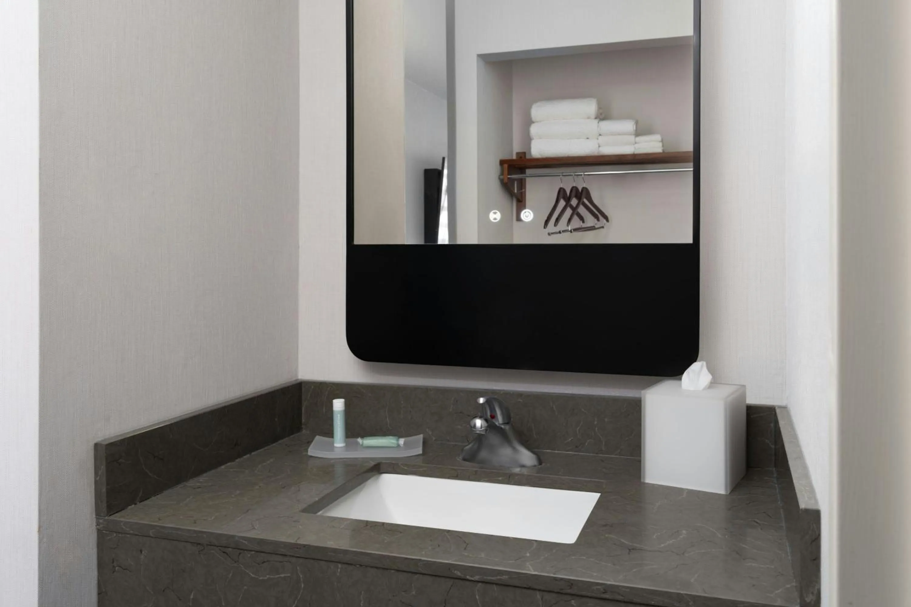 Photo of the whole room in Courtyard Detroit Utica