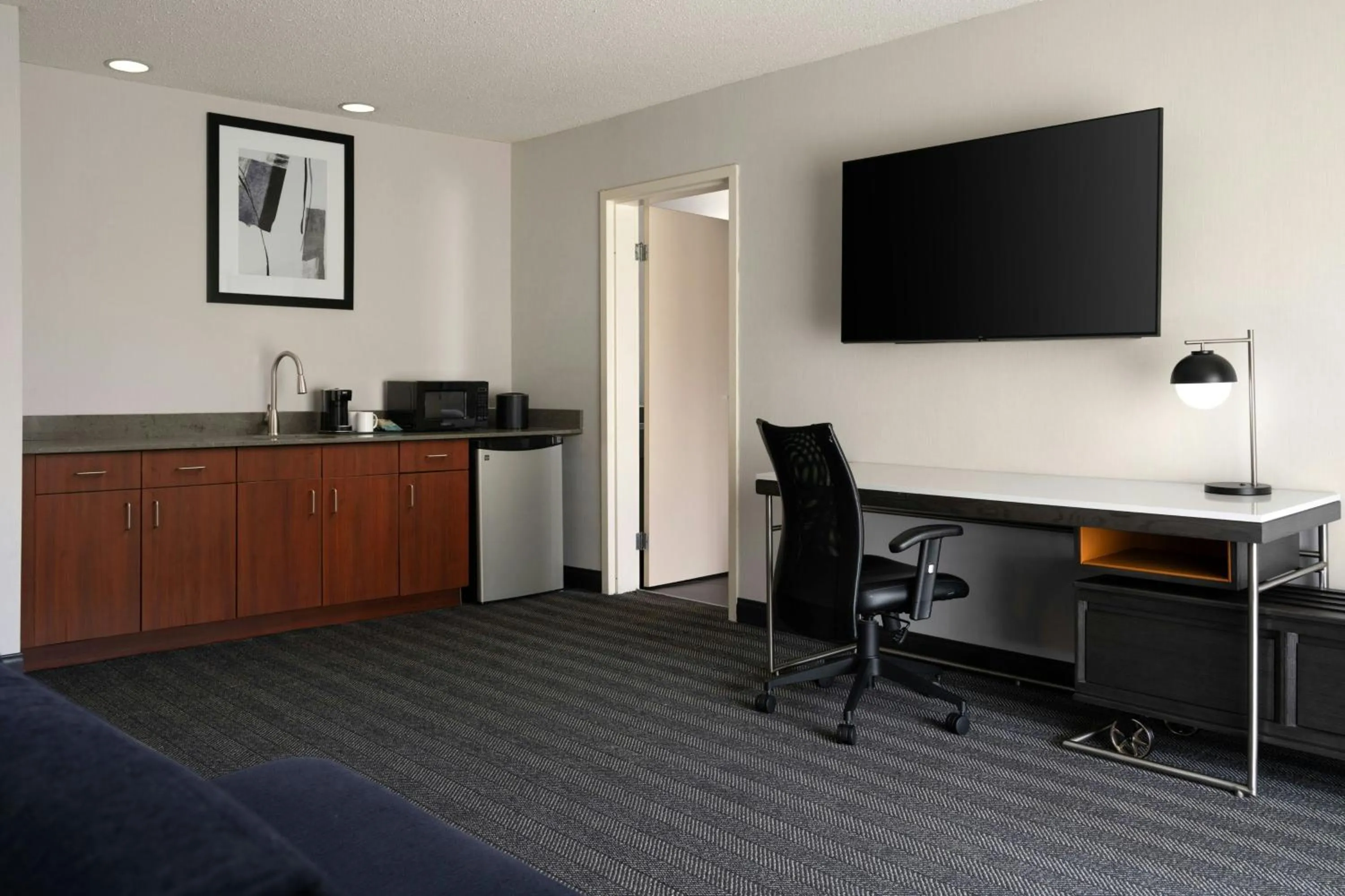 Living room in Courtyard Detroit Utica