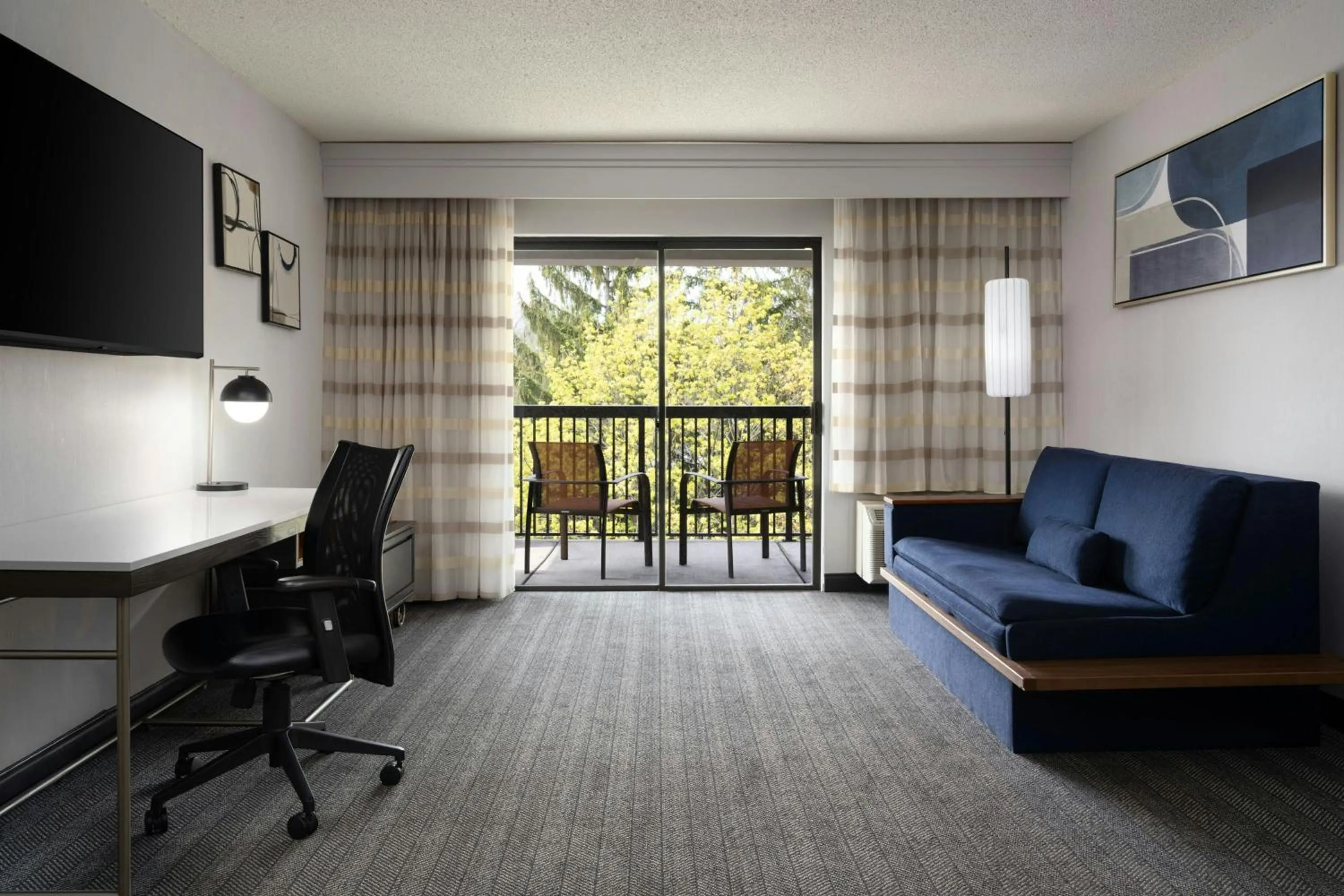 Living room in Courtyard Detroit Utica