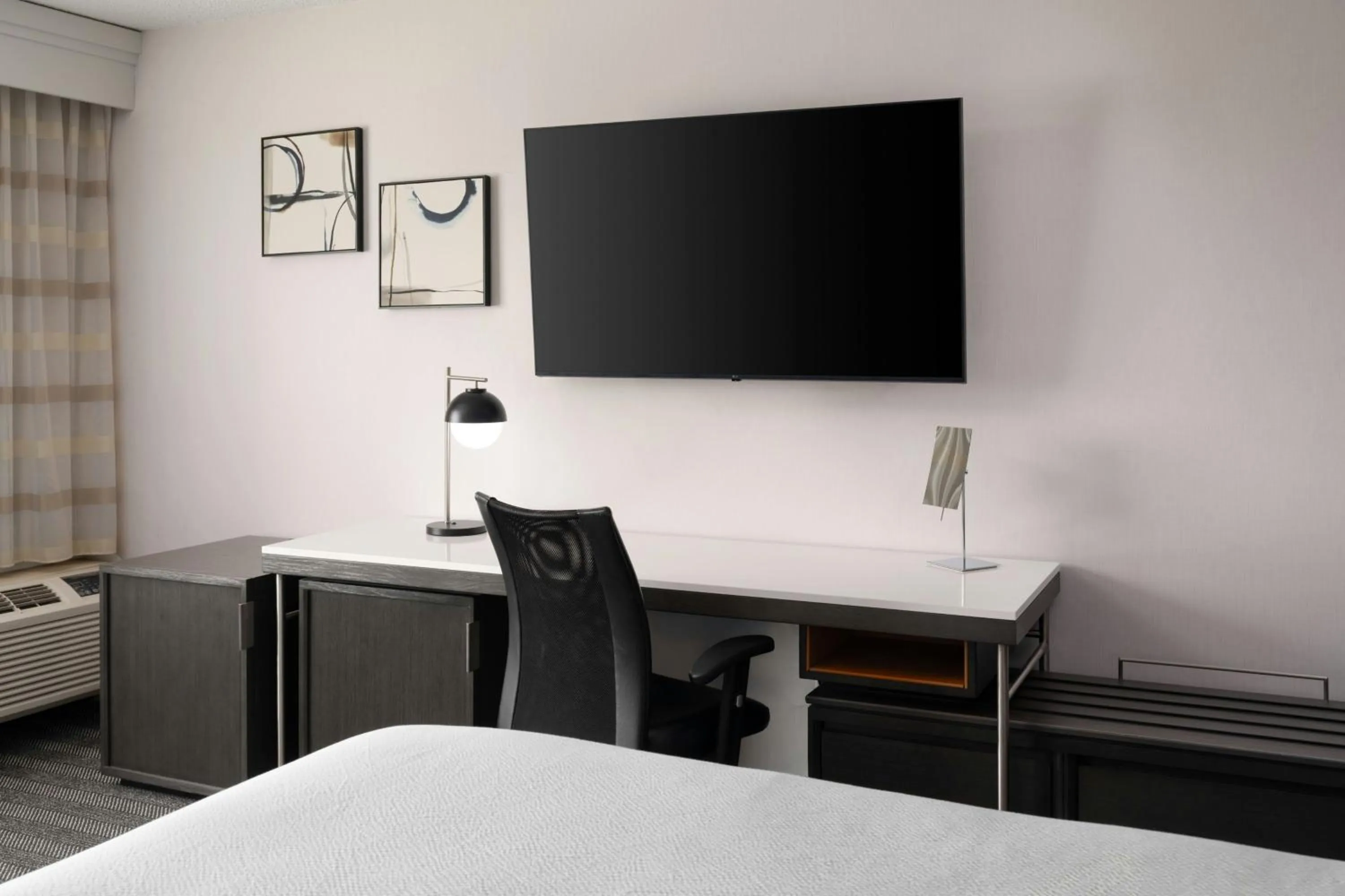 Photo of the whole room, Bed in Courtyard Detroit Utica