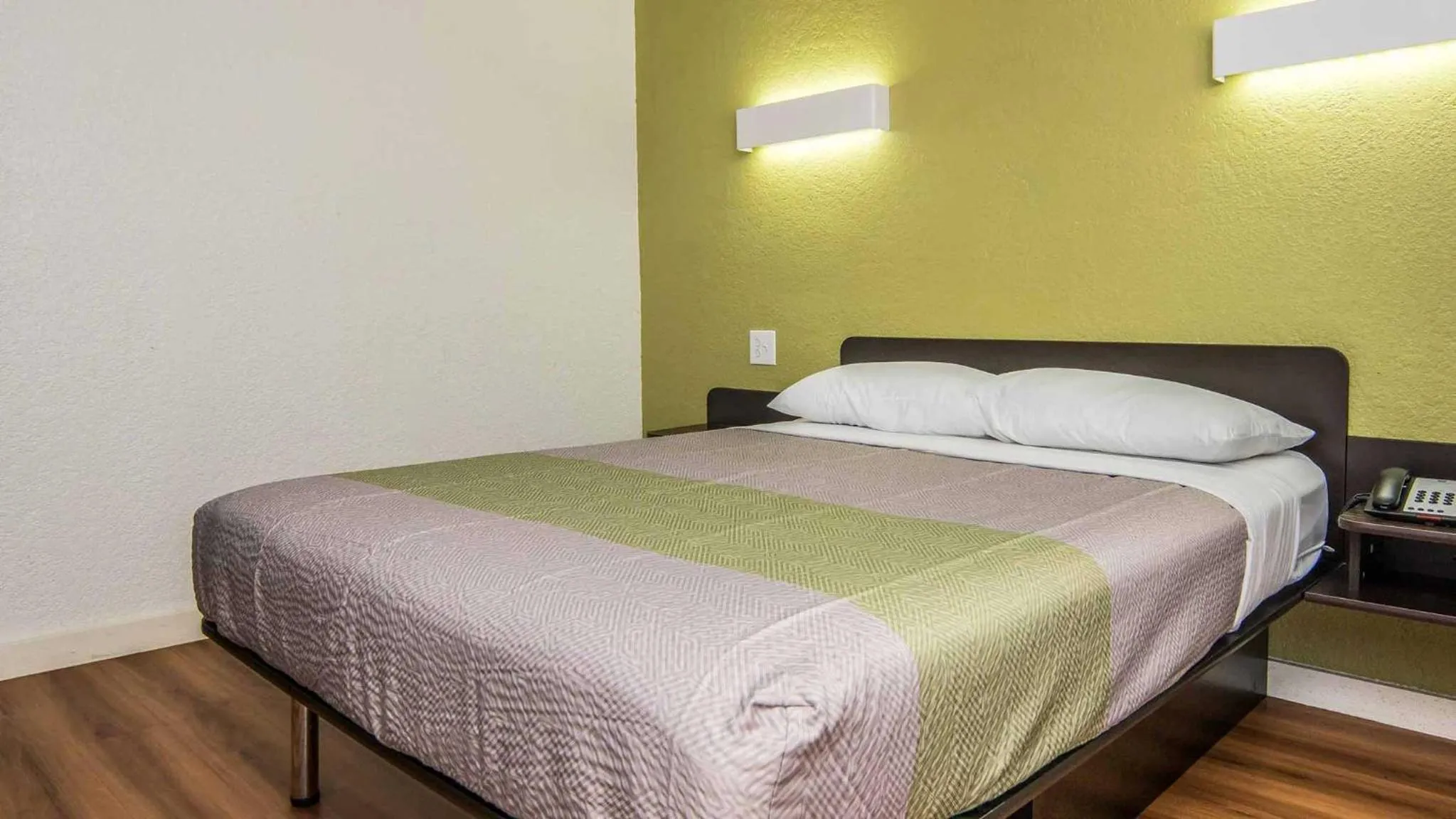 Bedroom, Bed in Motel 6 Fort Worth, TX - North