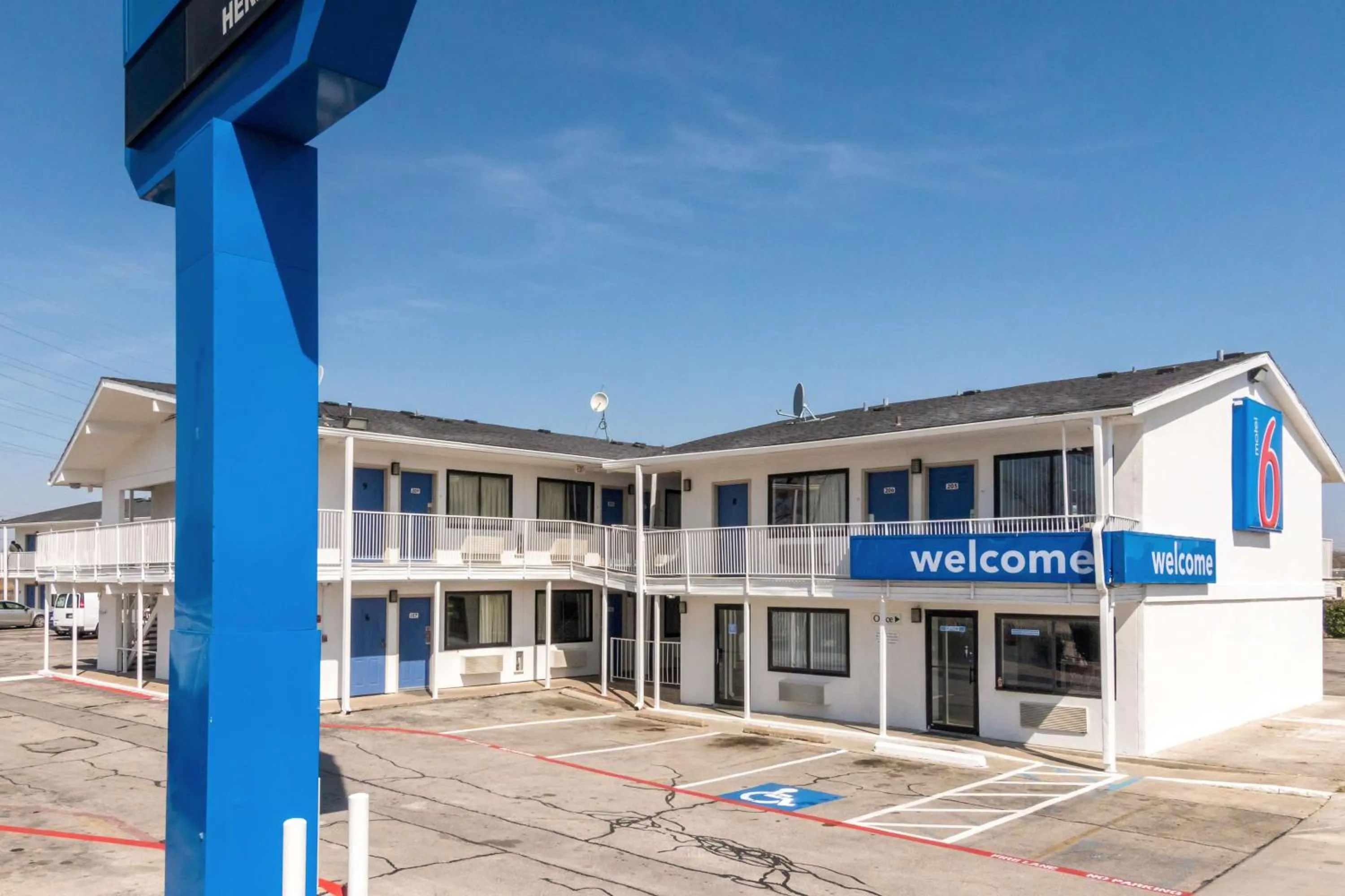 Property building in Motel 6 Fort Worth, TX - North