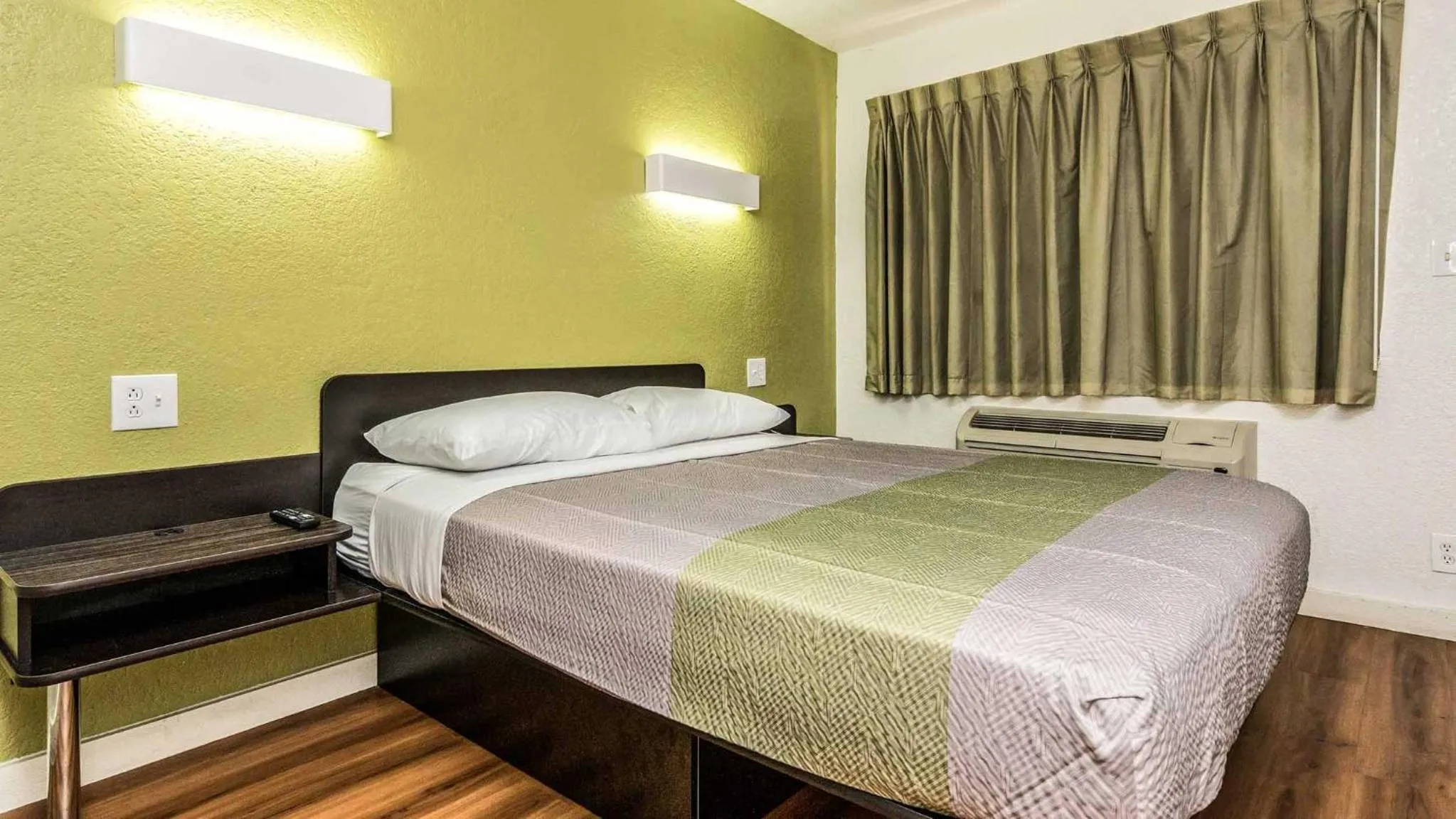 Bed in Motel 6 Fort Worth, TX - North