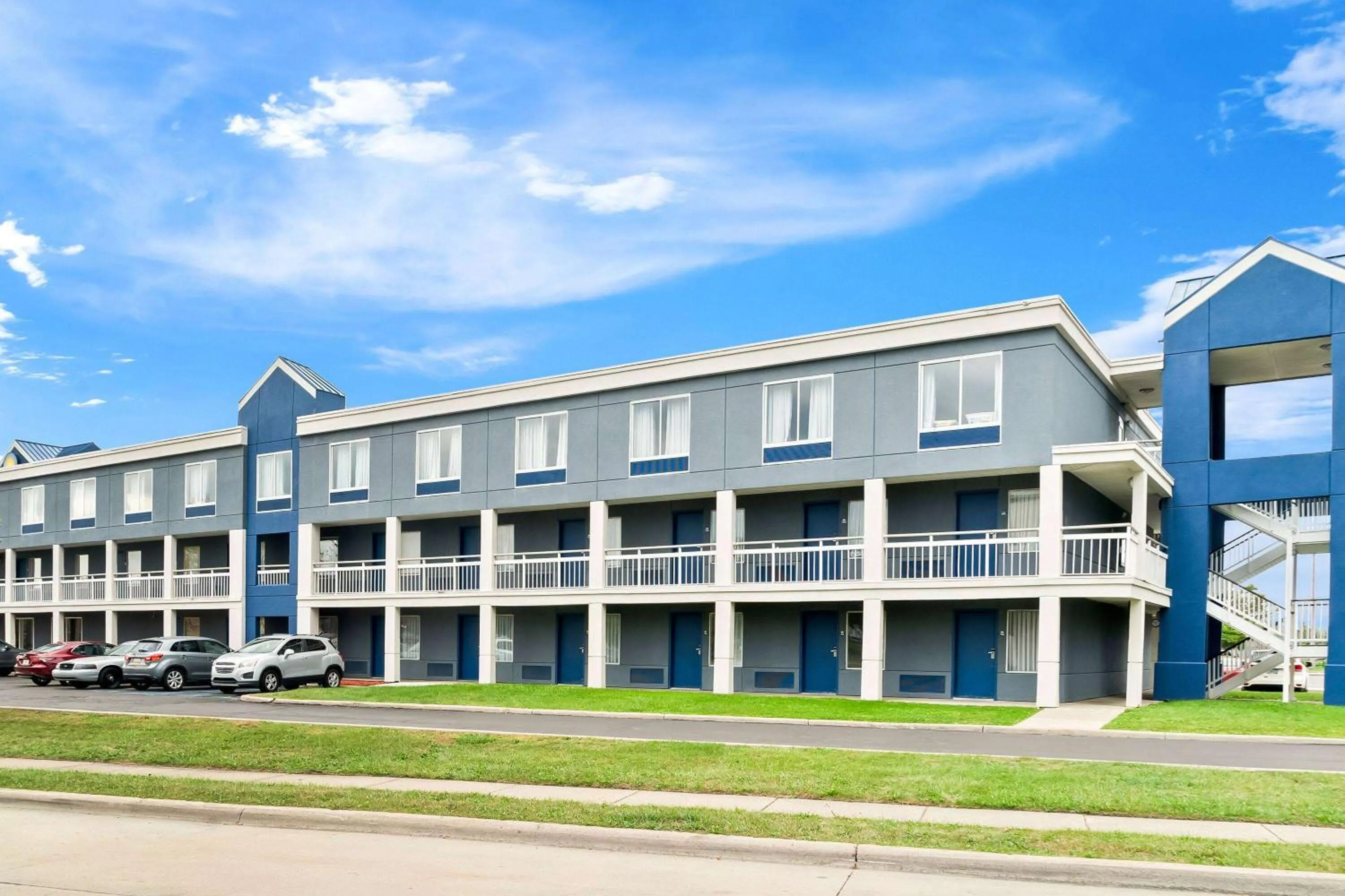 Property building in Days Inn & Suites by Wyndham Warren