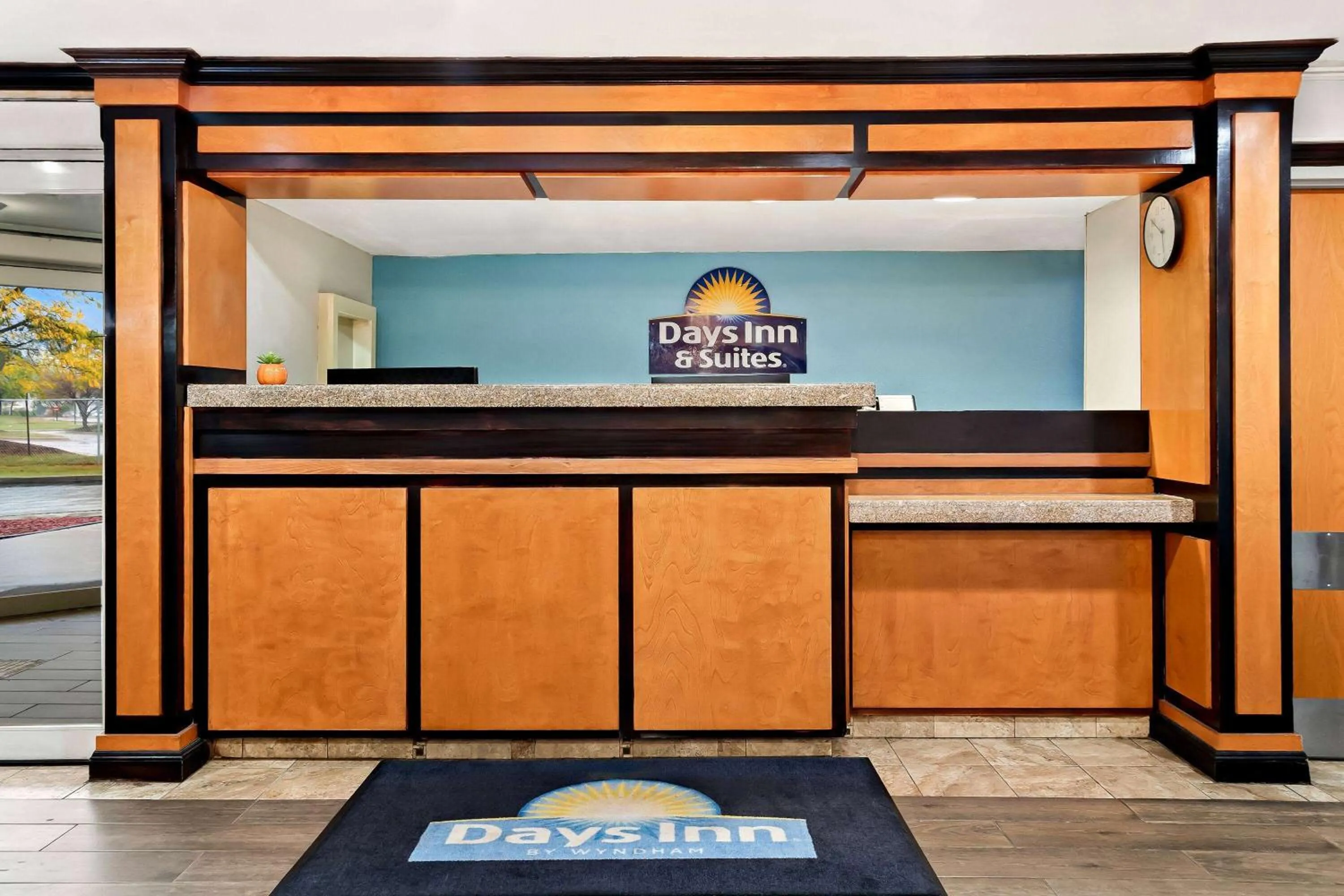 Lobby or reception in Days Inn & Suites by Wyndham Warren