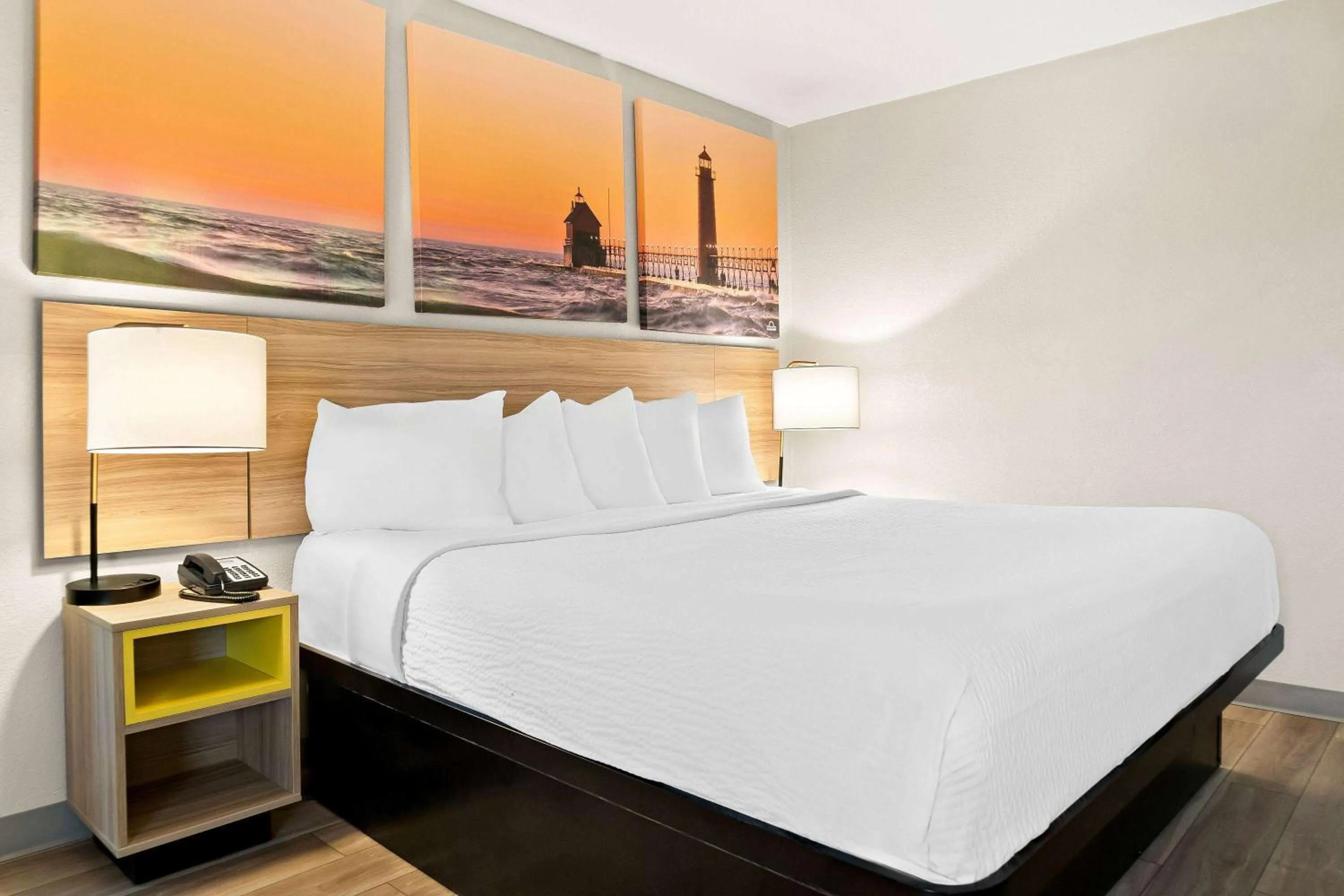 Photo of the whole room, Bed in Days Inn & Suites by Wyndham Warren