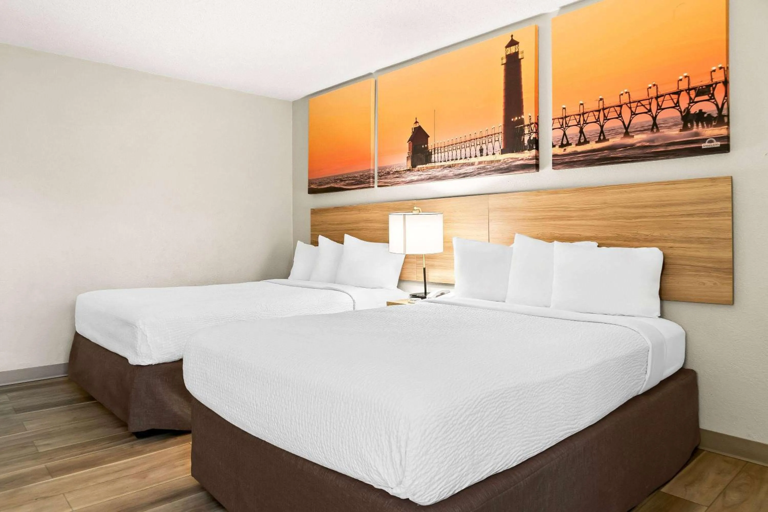 Bed in Days Inn & Suites by Wyndham Warren