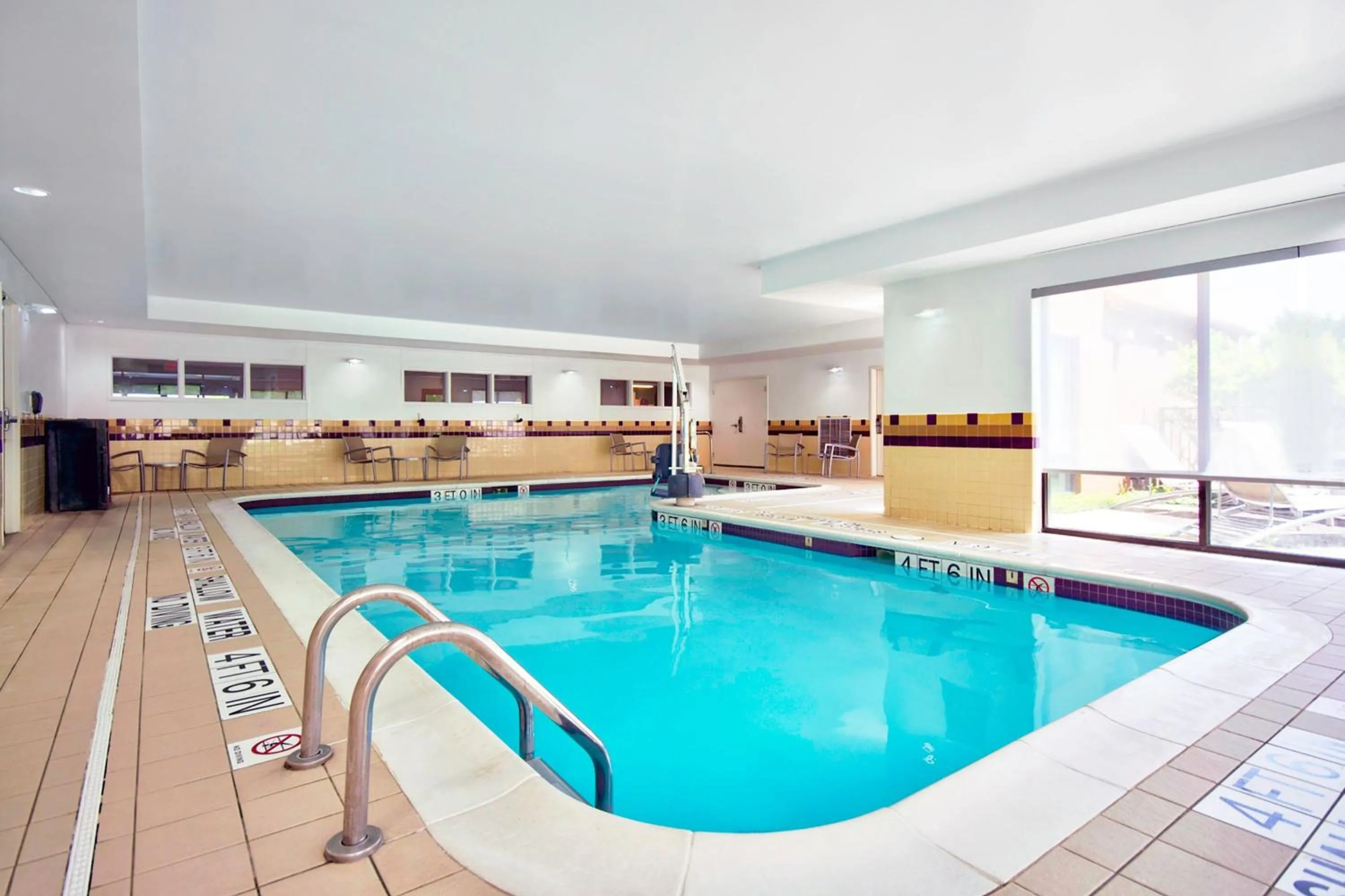 Swimming pool in SpringHill Suites Erie