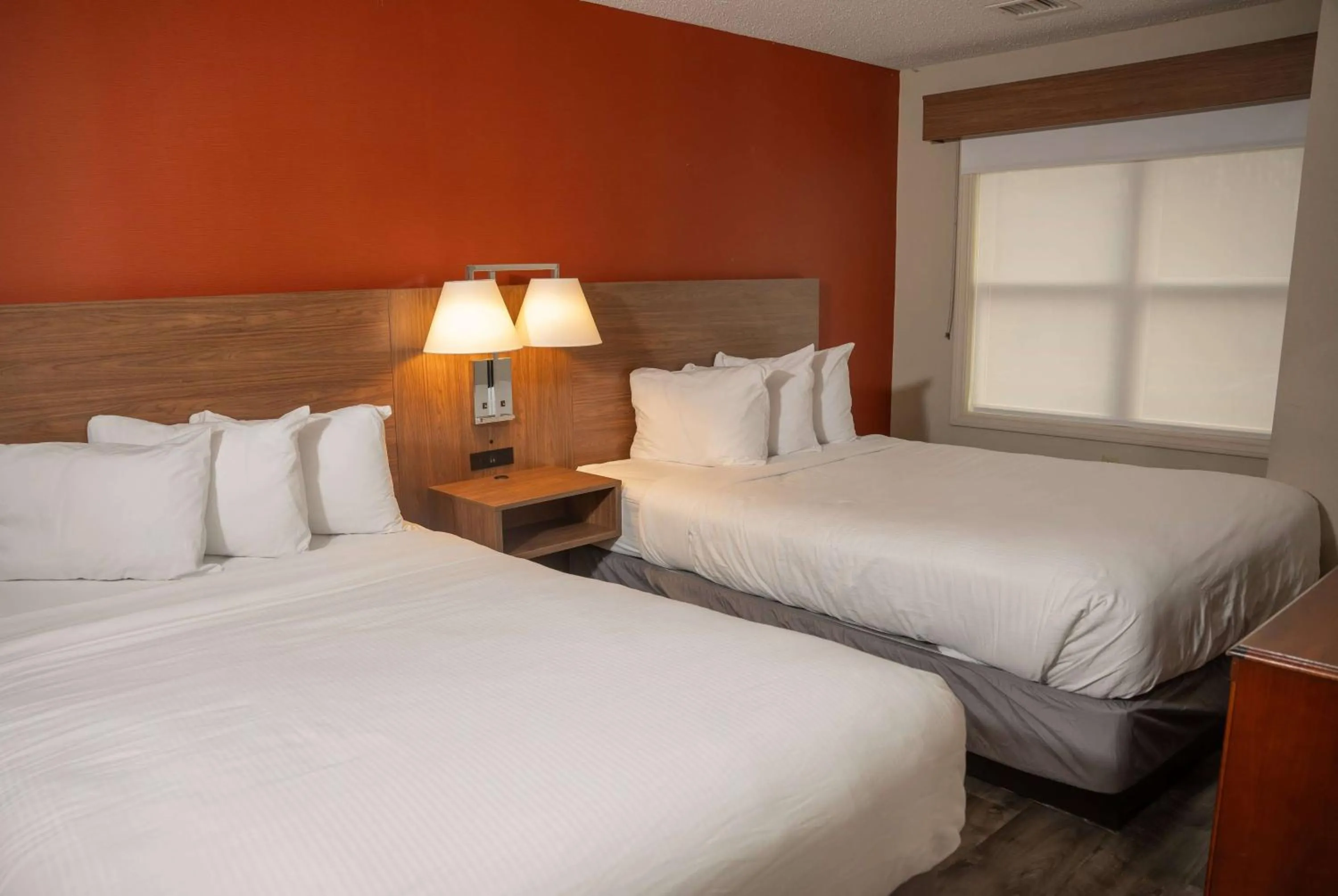 Photo of the whole room, Bed in Hawthorn Suites by Wyndham Erie