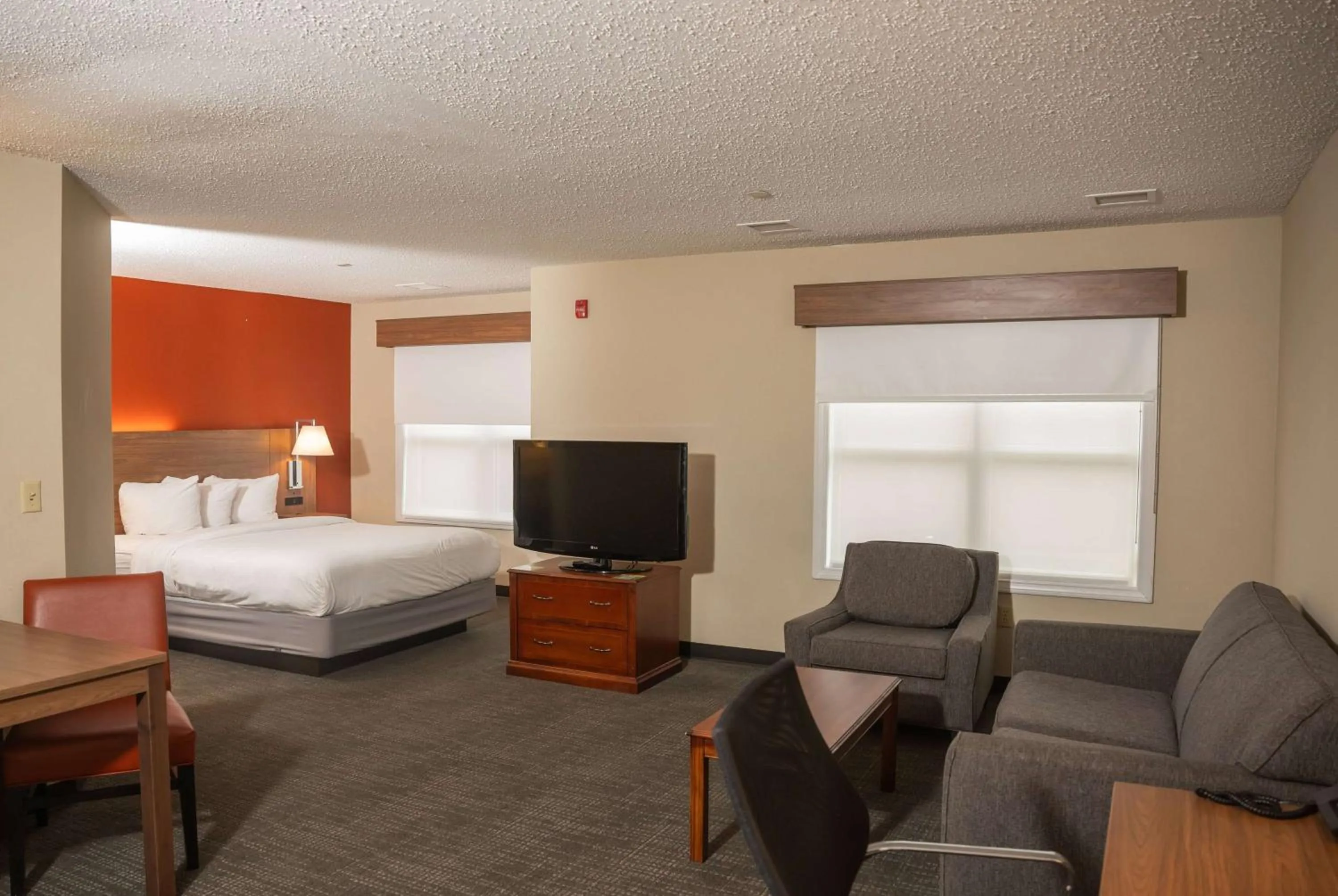 Photo of the whole room, Bed in Hawthorn Suites by Wyndham Erie