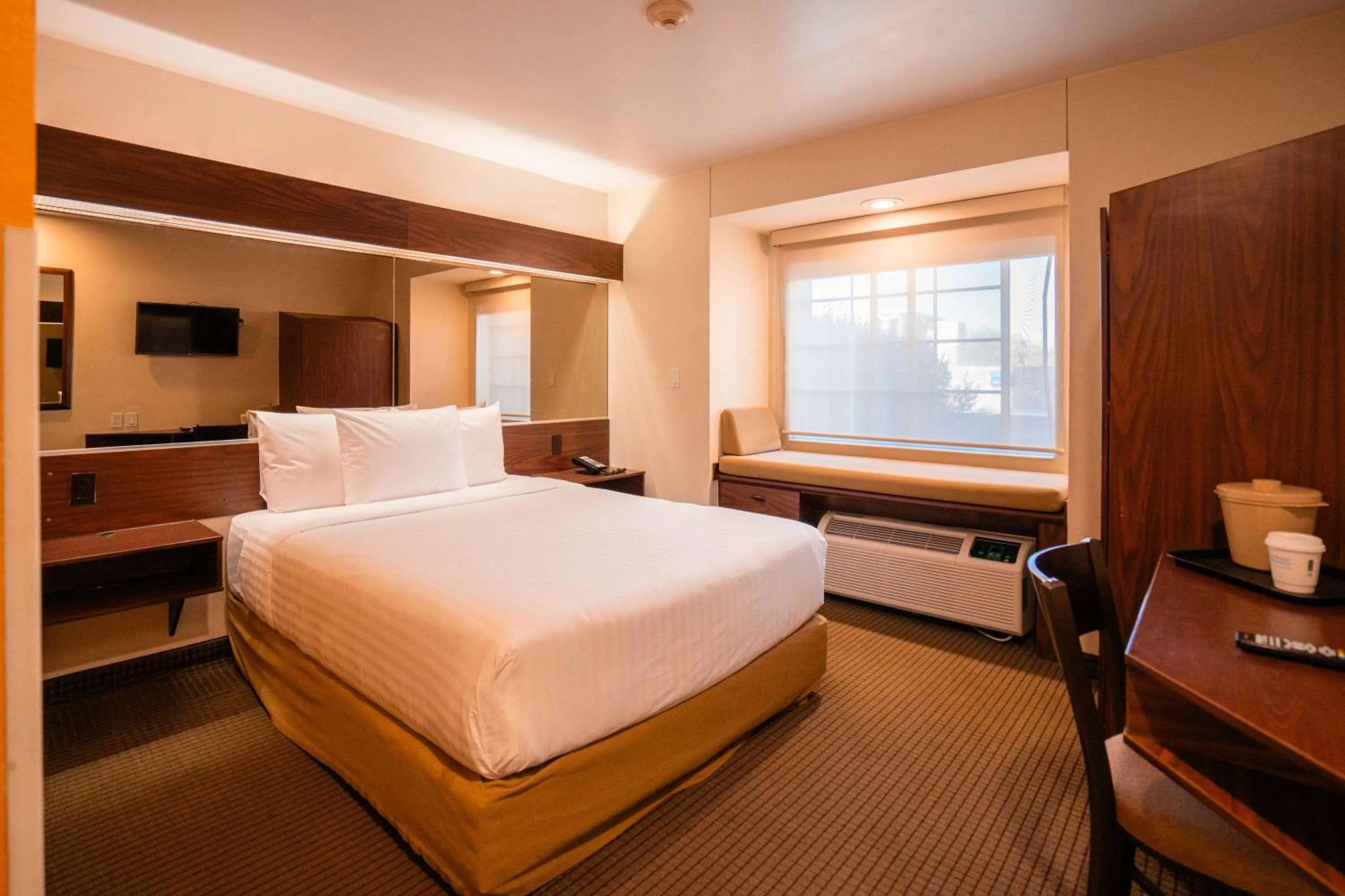 Photo of the whole room, Bed in Microtel Inn and Suites by Wyndham Ciudad Juarez, US Consulate