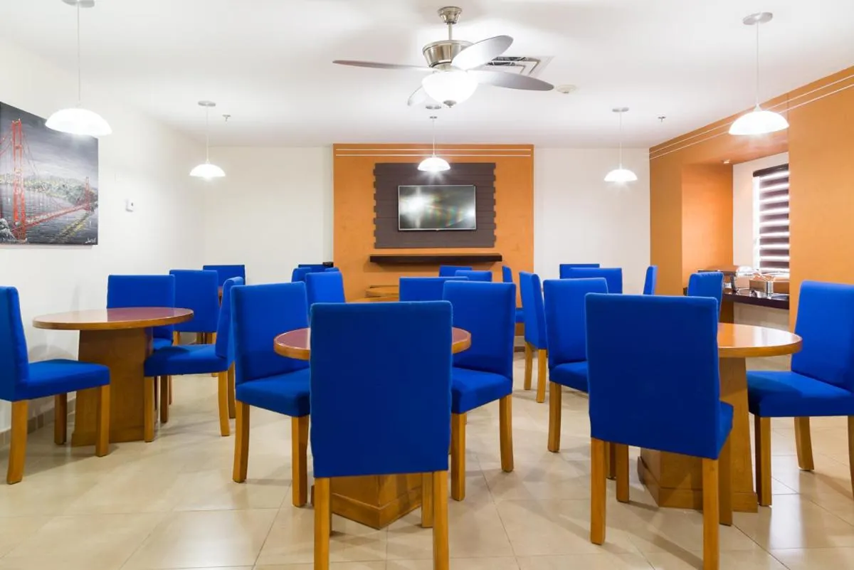 Restaurant/places to eat in Microtel Inn and Suites by Wyndham Ciudad Juarez, US Consulate