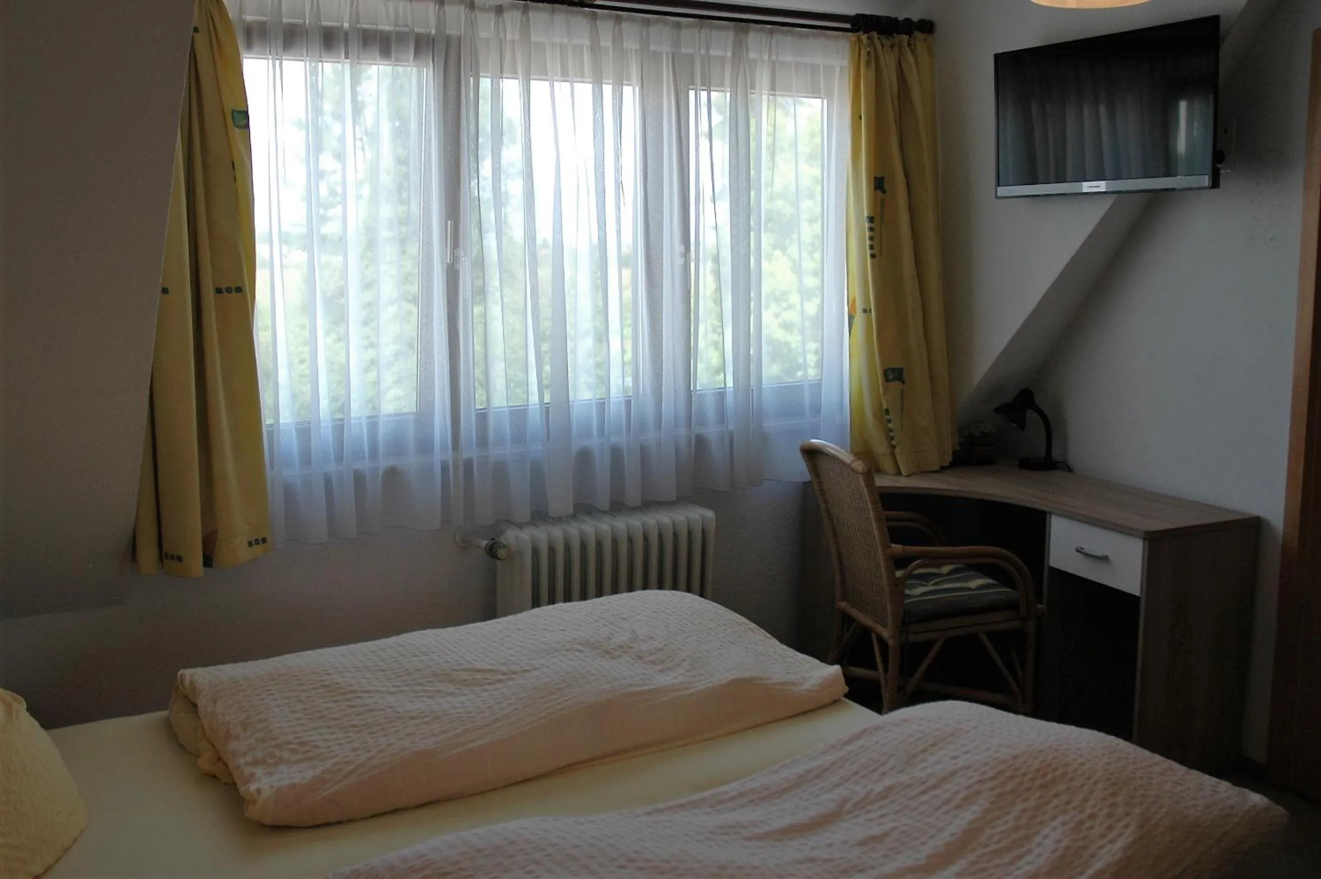 Photo of the whole room, Bed in Dinkelsbühler Hof