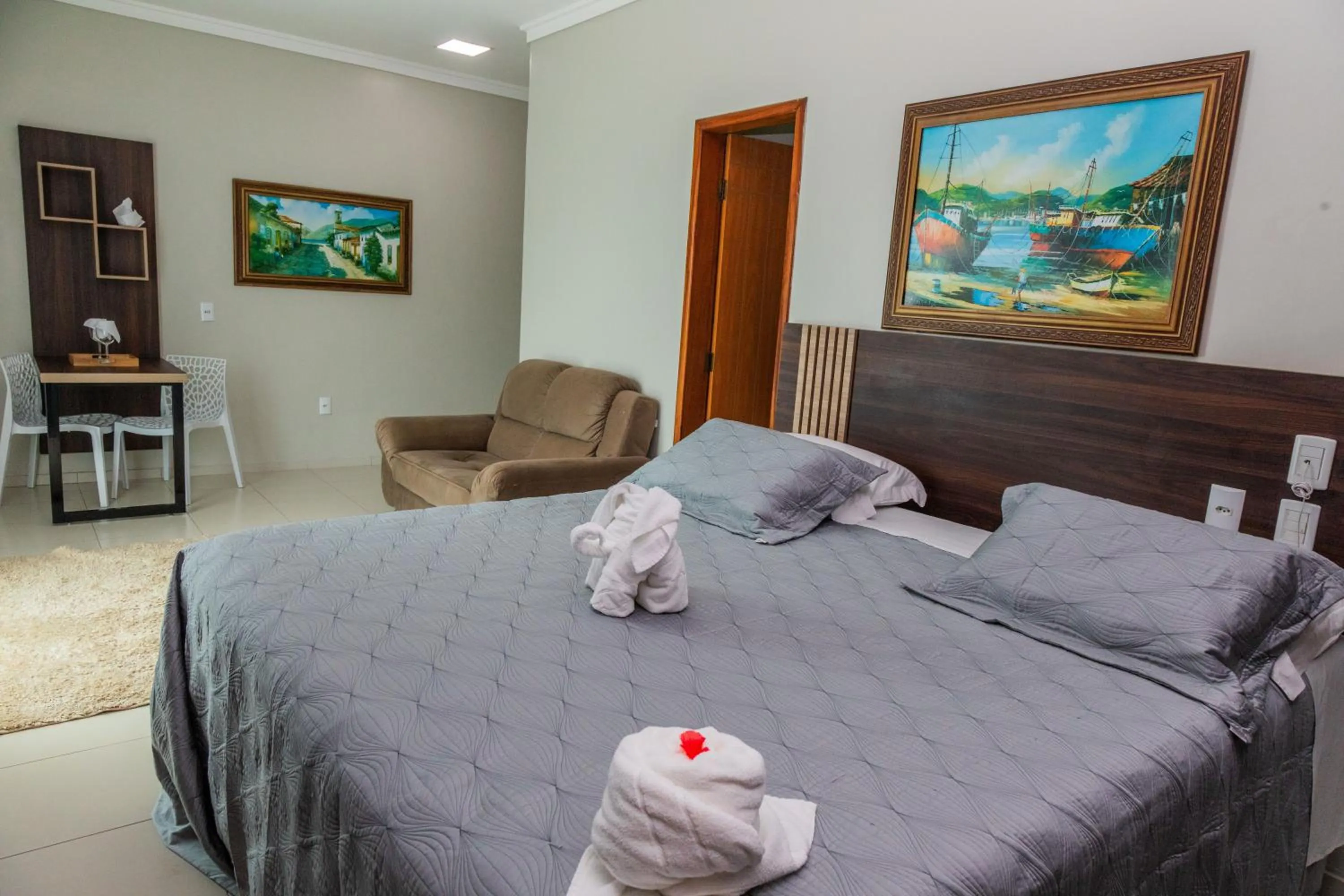 Communal lounge/ TV room, Bed in Dallas Hotel Premium