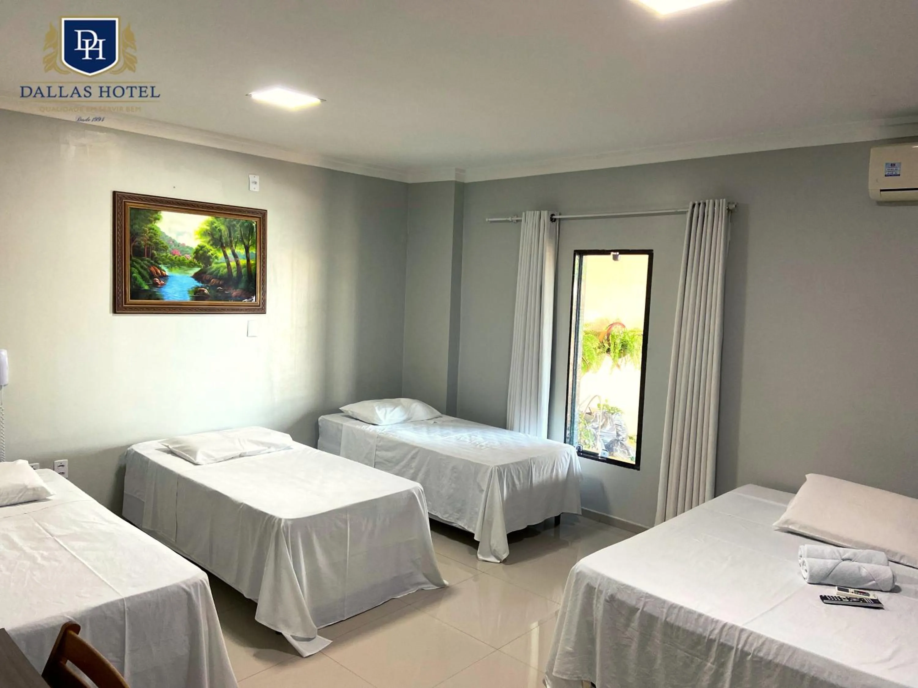 Photo of the whole room, Bed in Dallas Hotel Premium