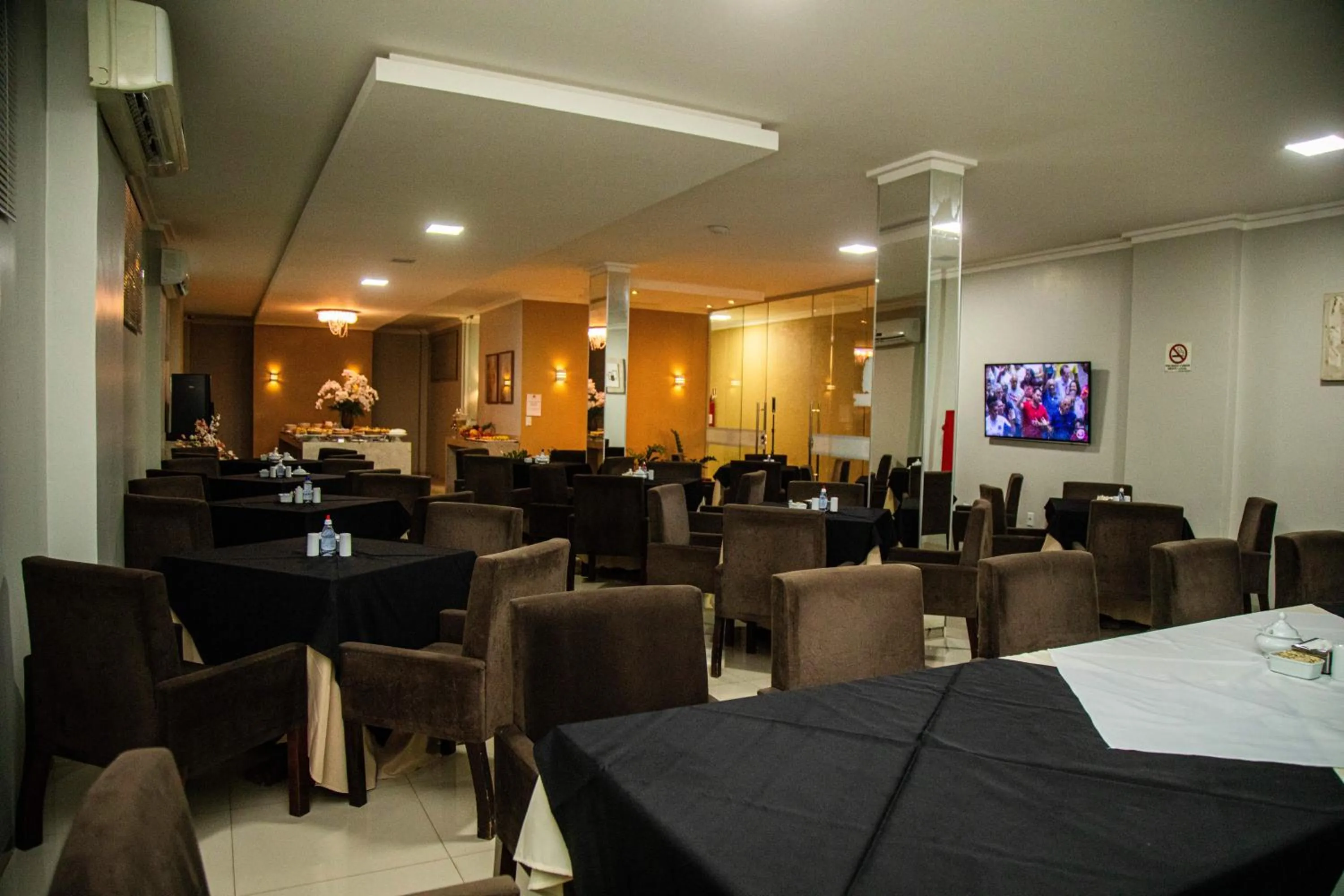 Communal lounge/ TV room in Dallas Hotel Premium