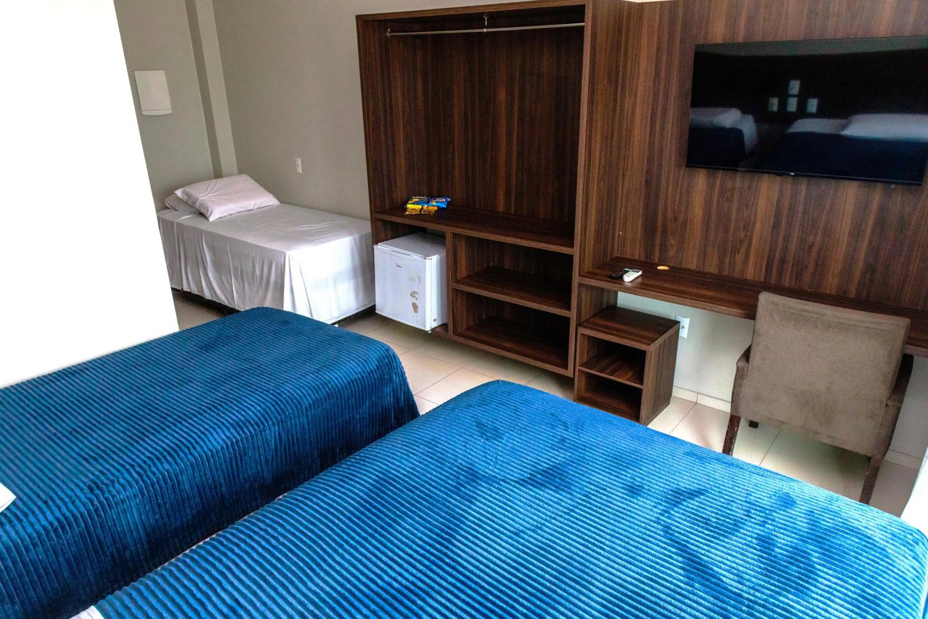 Communal lounge/ TV room, Bed in Dallas Hotel Premium