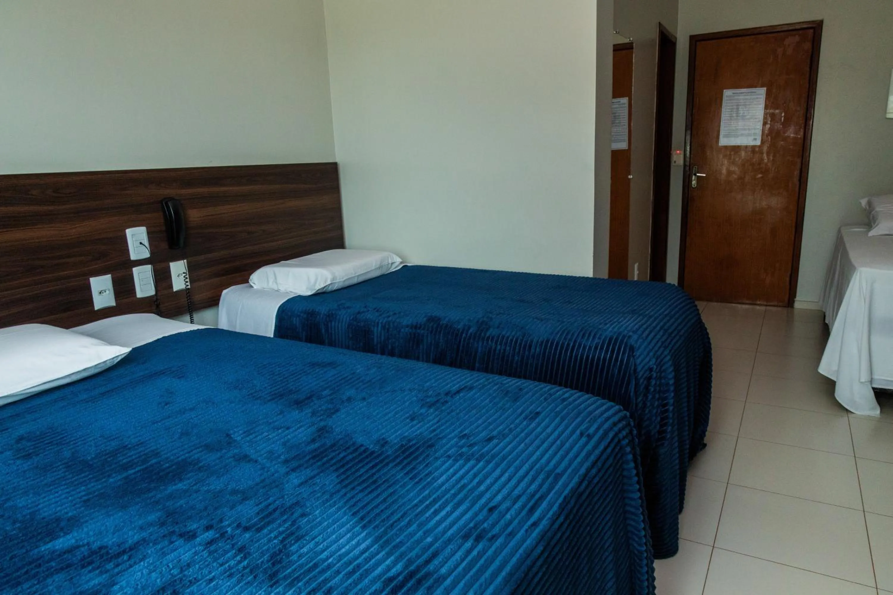 Communal lounge/ TV room, Bed in Dallas Hotel Premium