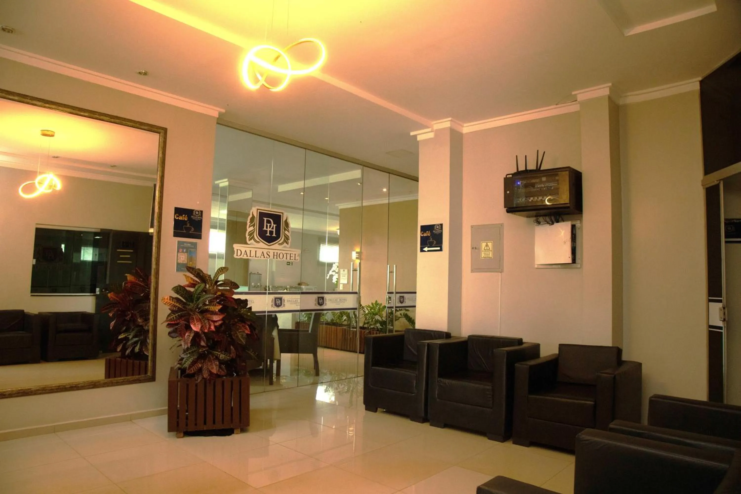 Communal lounge/ TV room in Dallas Hotel Premium