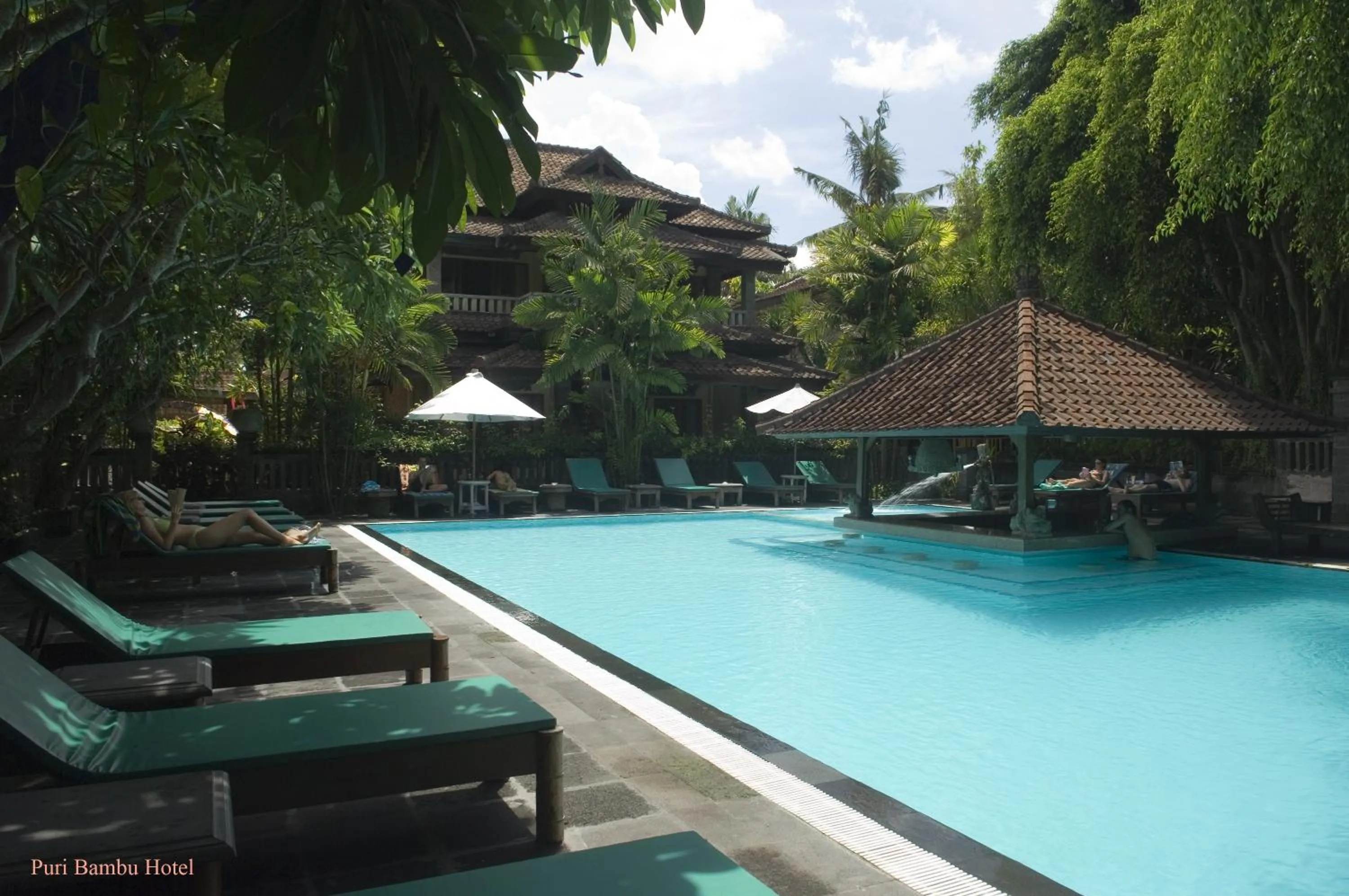 Swimming pool in Hotel Puri Bambu