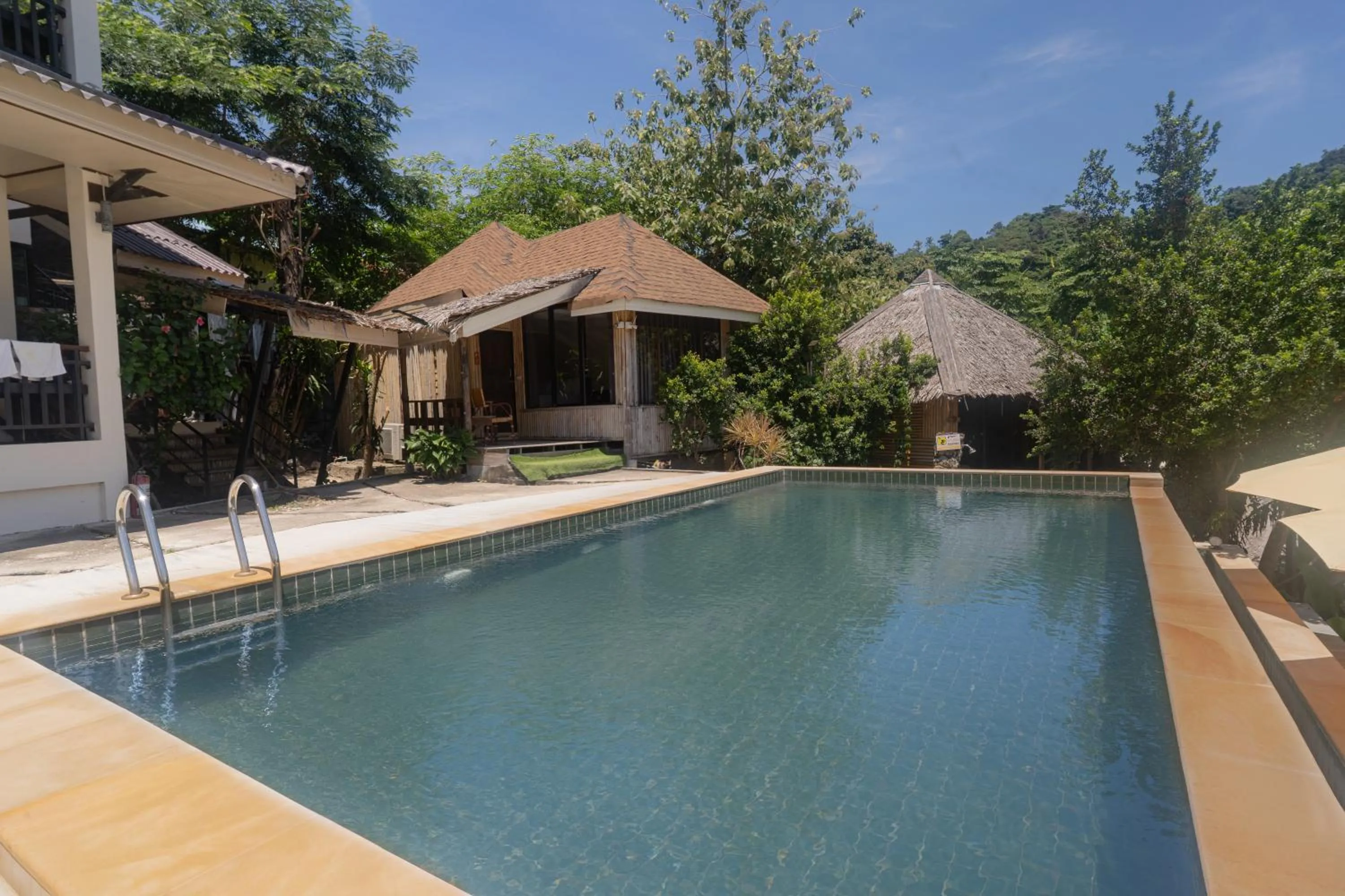 Swimming pool in Chunut House Resort