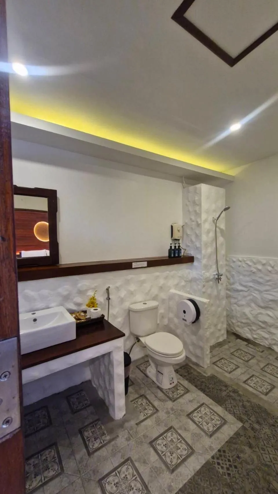 Toilet in Chunut House Resort