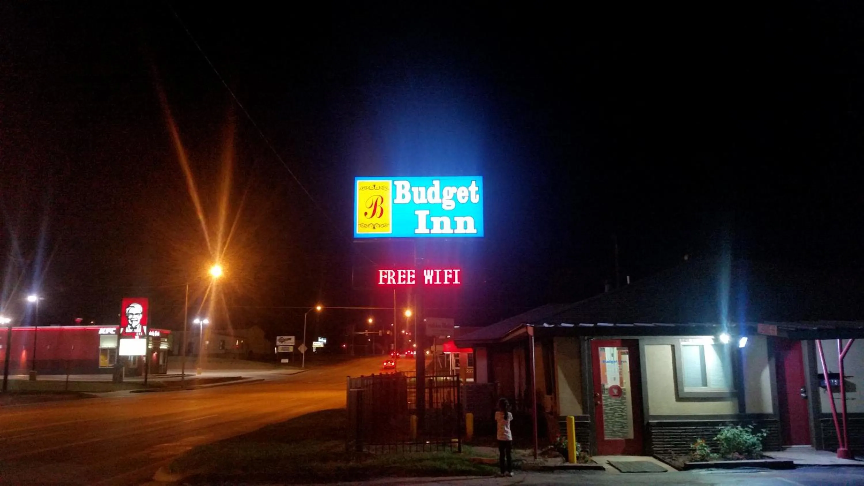 Facade/entrance in Budget Inn