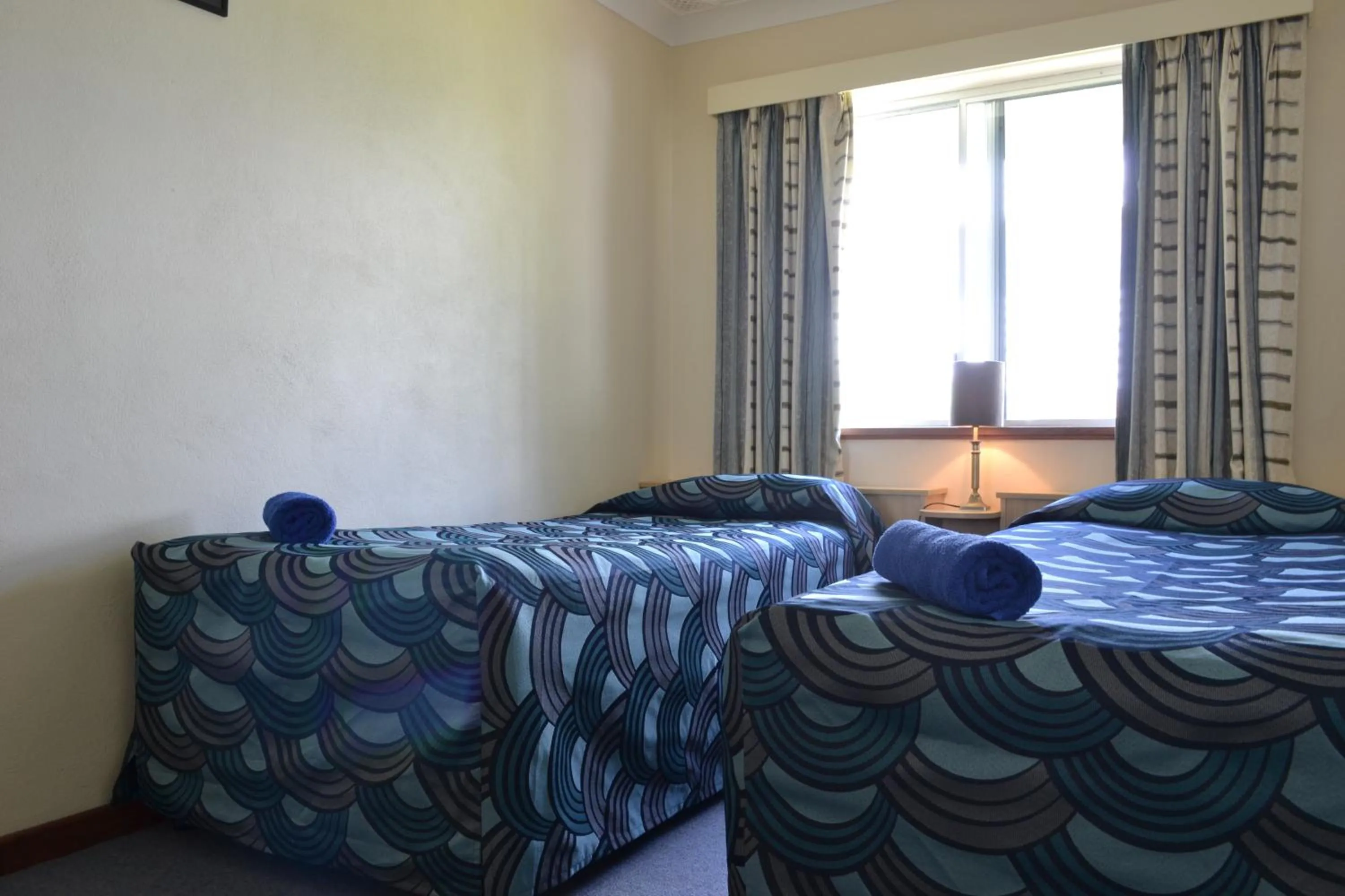 People, Bed in Dolphin Lodge Albany - Self Contained Apartments at Middleton Beach