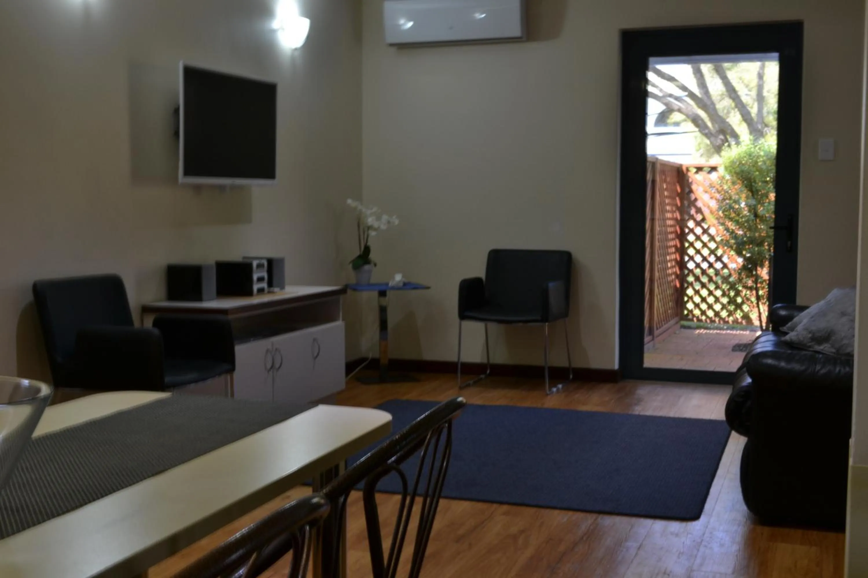 TV and multimedia in Dolphin Lodge Albany - Self Contained Apartments at Middleton Beach