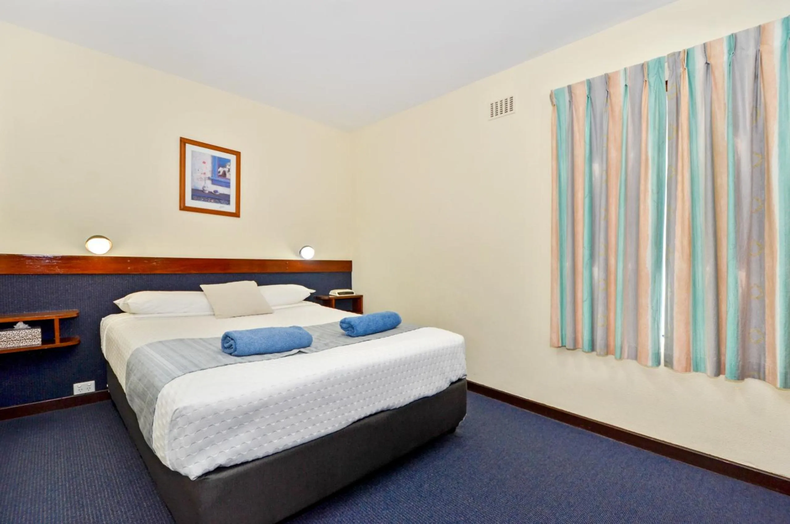 Bedroom, Bed in Dolphin Lodge Albany - Self Contained Apartments at Middleton Beach