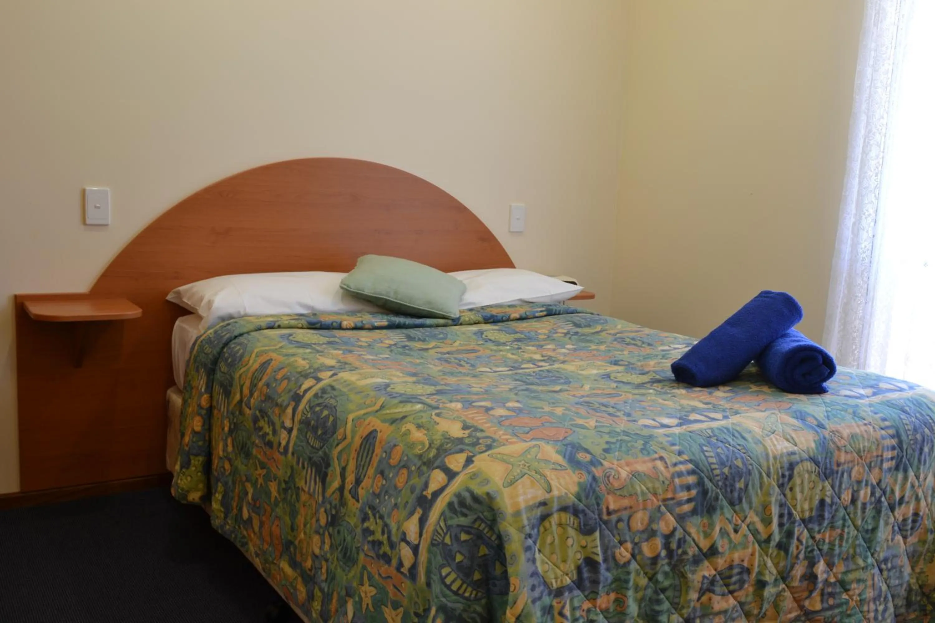 People, Bed in Dolphin Lodge Albany - Self Contained Apartments at Middleton Beach