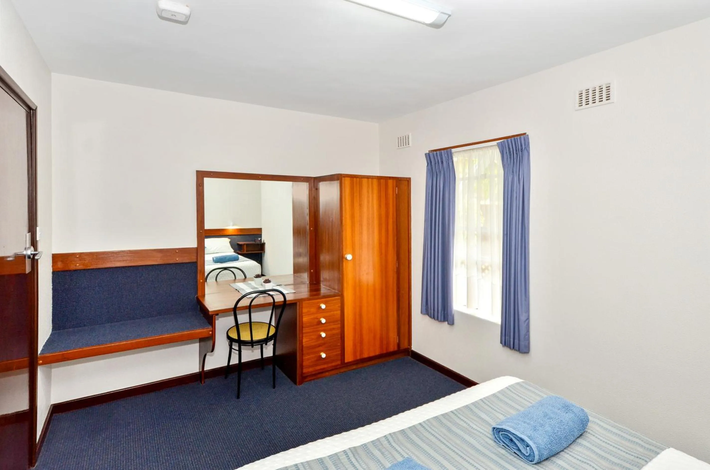 Bedroom, Bed in Dolphin Lodge Albany - Self Contained Apartments at Middleton Beach