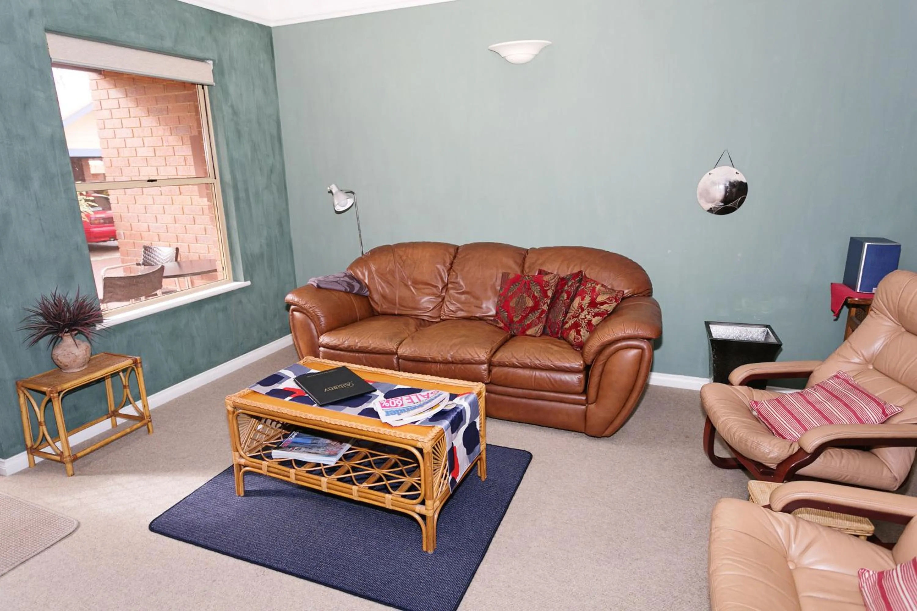 TV and multimedia in Dolphin Lodge Albany - Self Contained Apartments at Middleton Beach