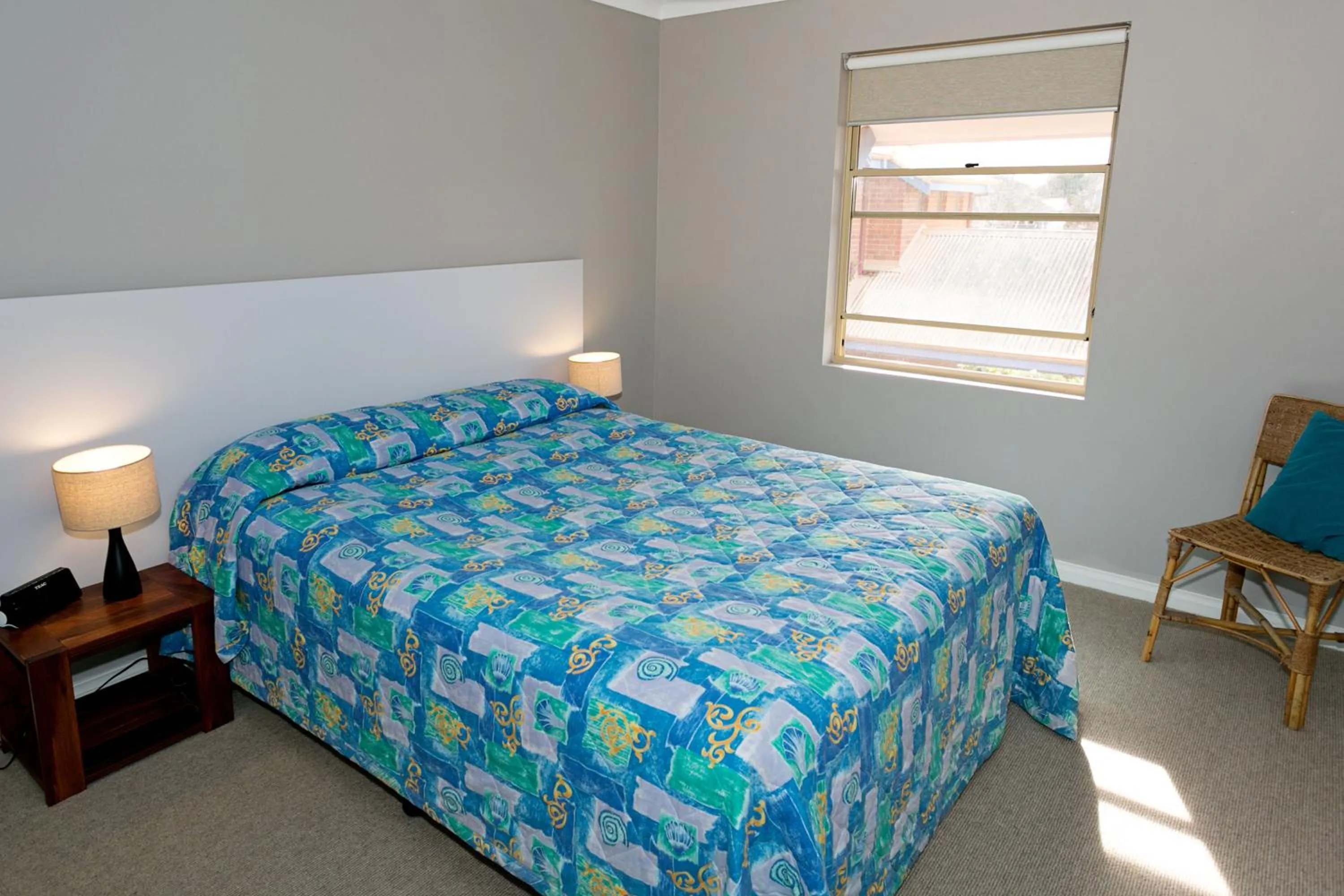 People, Bed in Dolphin Lodge Albany - Self Contained Apartments at Middleton Beach