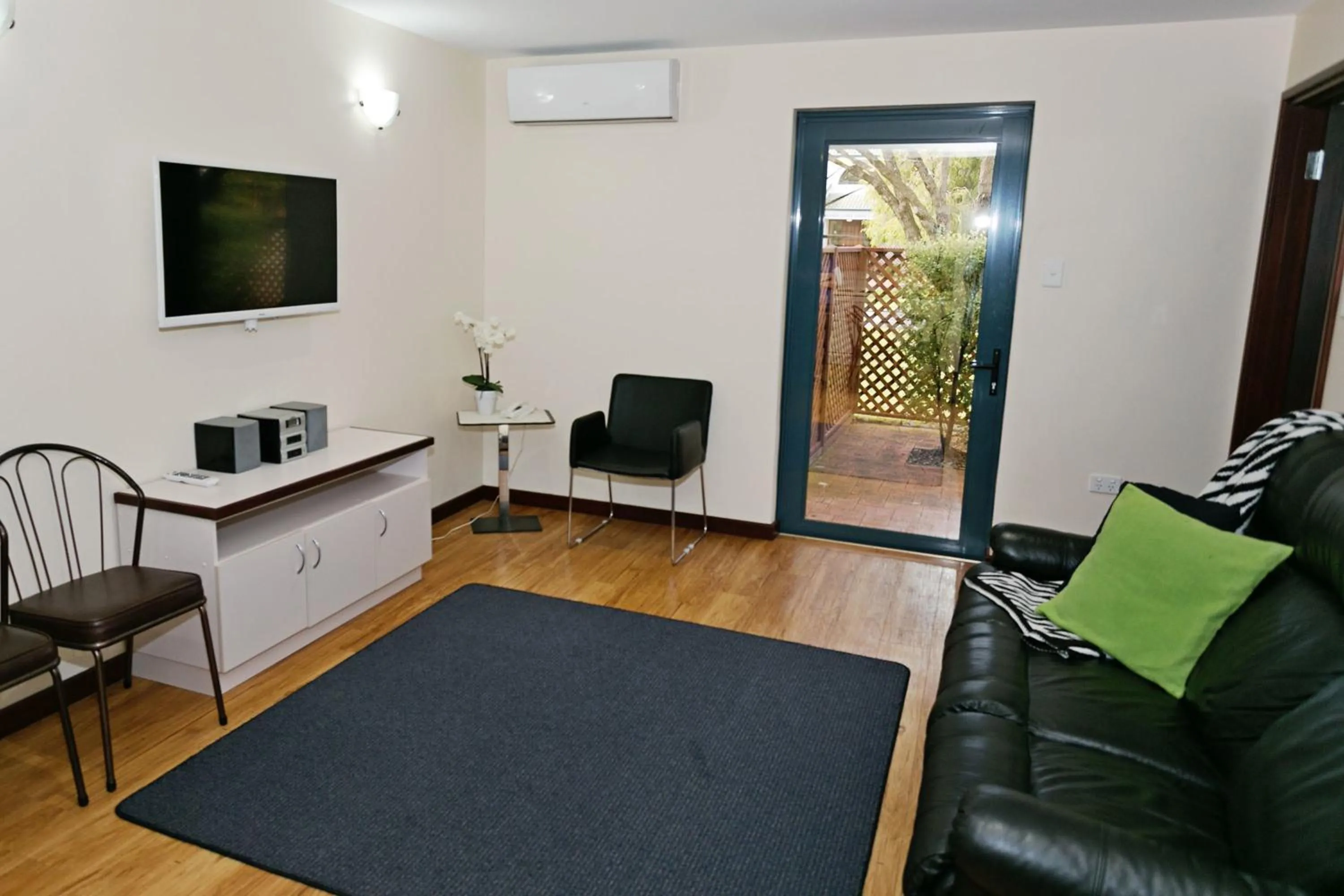 TV and multimedia in Dolphin Lodge Albany - Self Contained Apartments at Middleton Beach