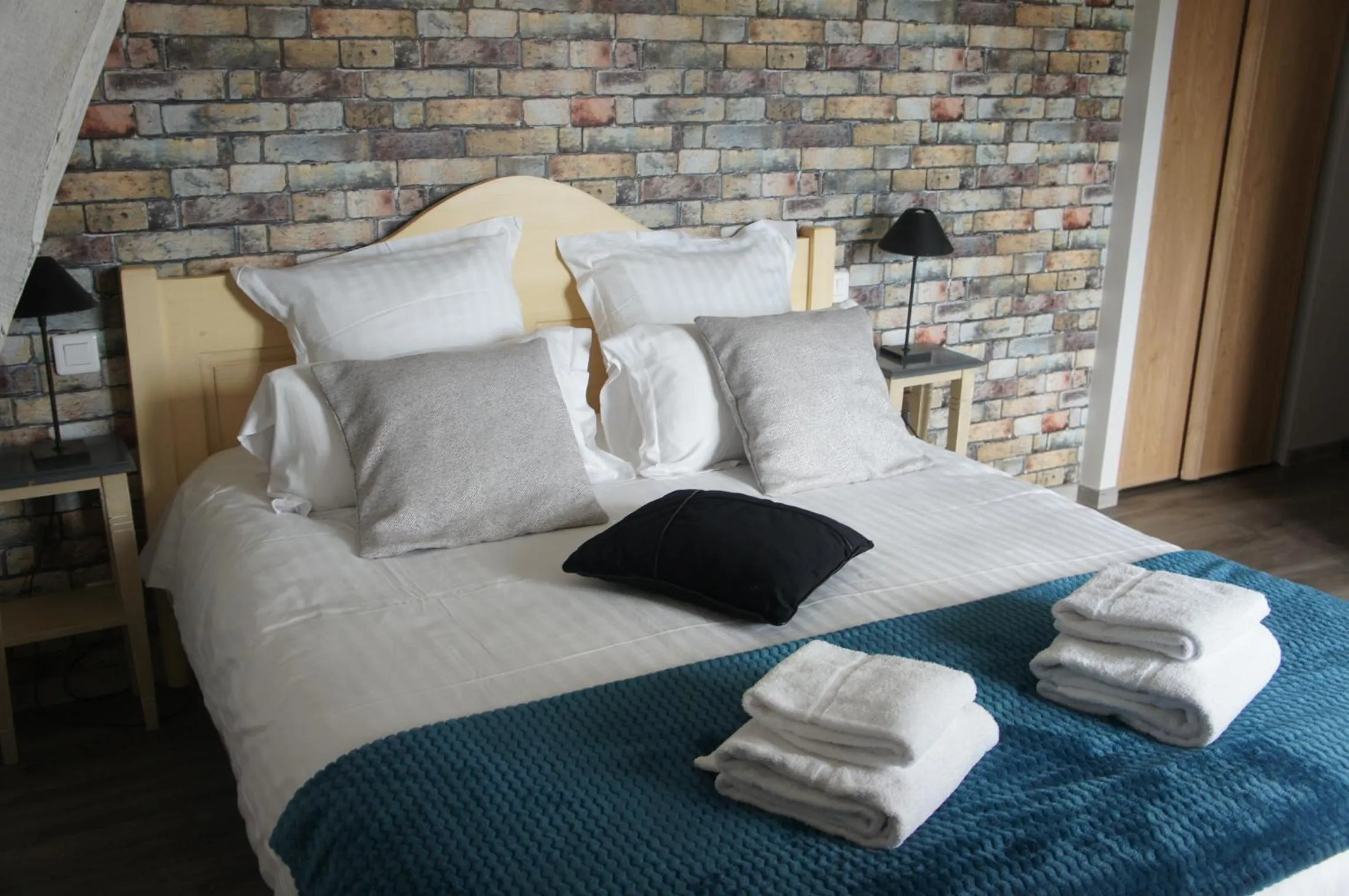 Bed in Logis Hôtel Auberge de Cartassac