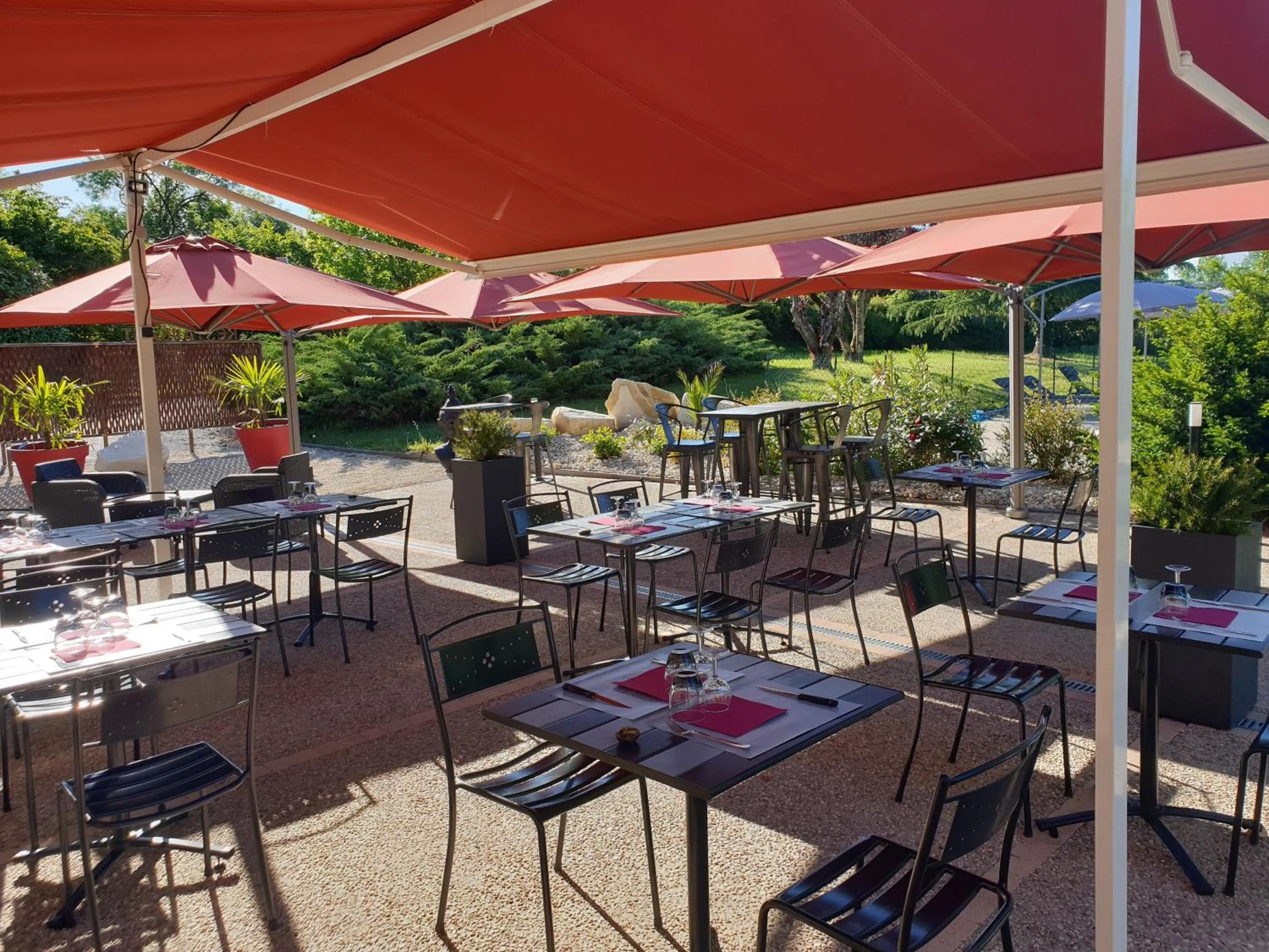 Patio in Logis Hôtel Auberge de Cartassac