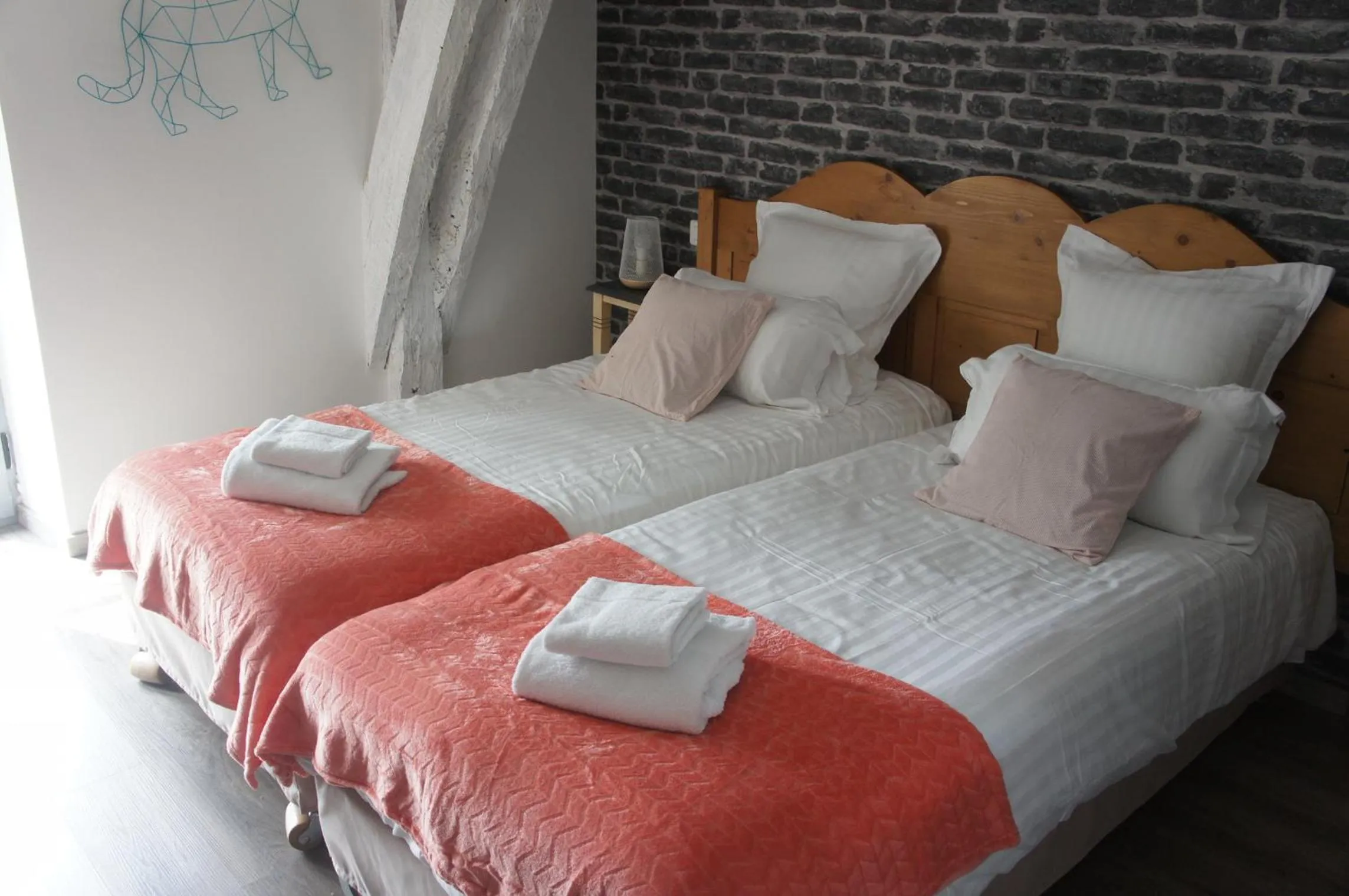 Bed in Logis Hôtel Auberge de Cartassac