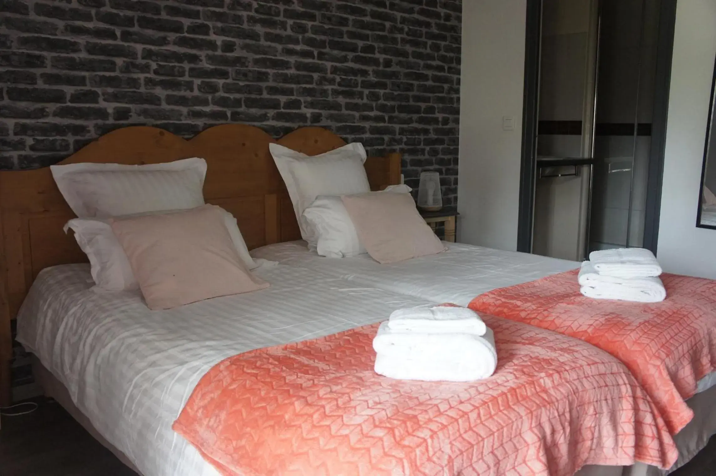 Twin Room in Logis Hôtel Auberge de Cartassac Twin Room in Logis Hôtel Auberge de Cartassac