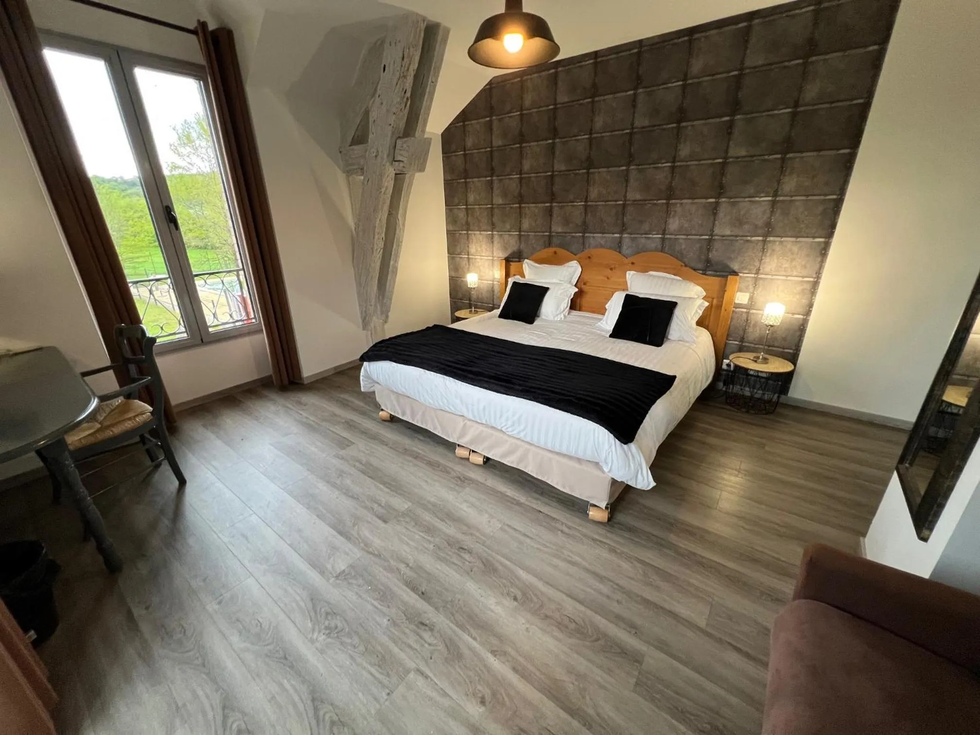 Bed in Logis Hôtel Auberge de Cartassac