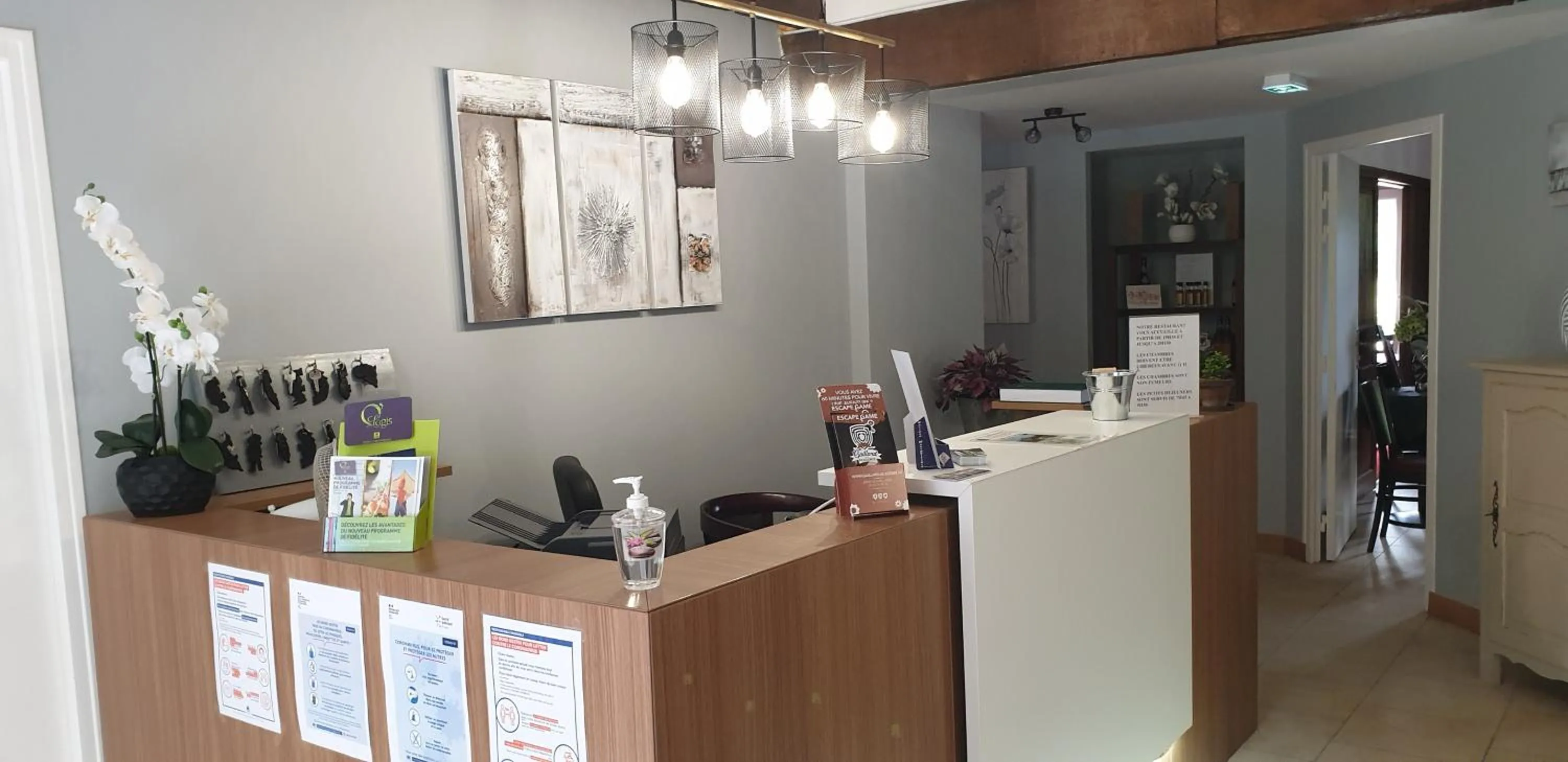 Lobby or reception in Logis Hôtel Auberge de Cartassac