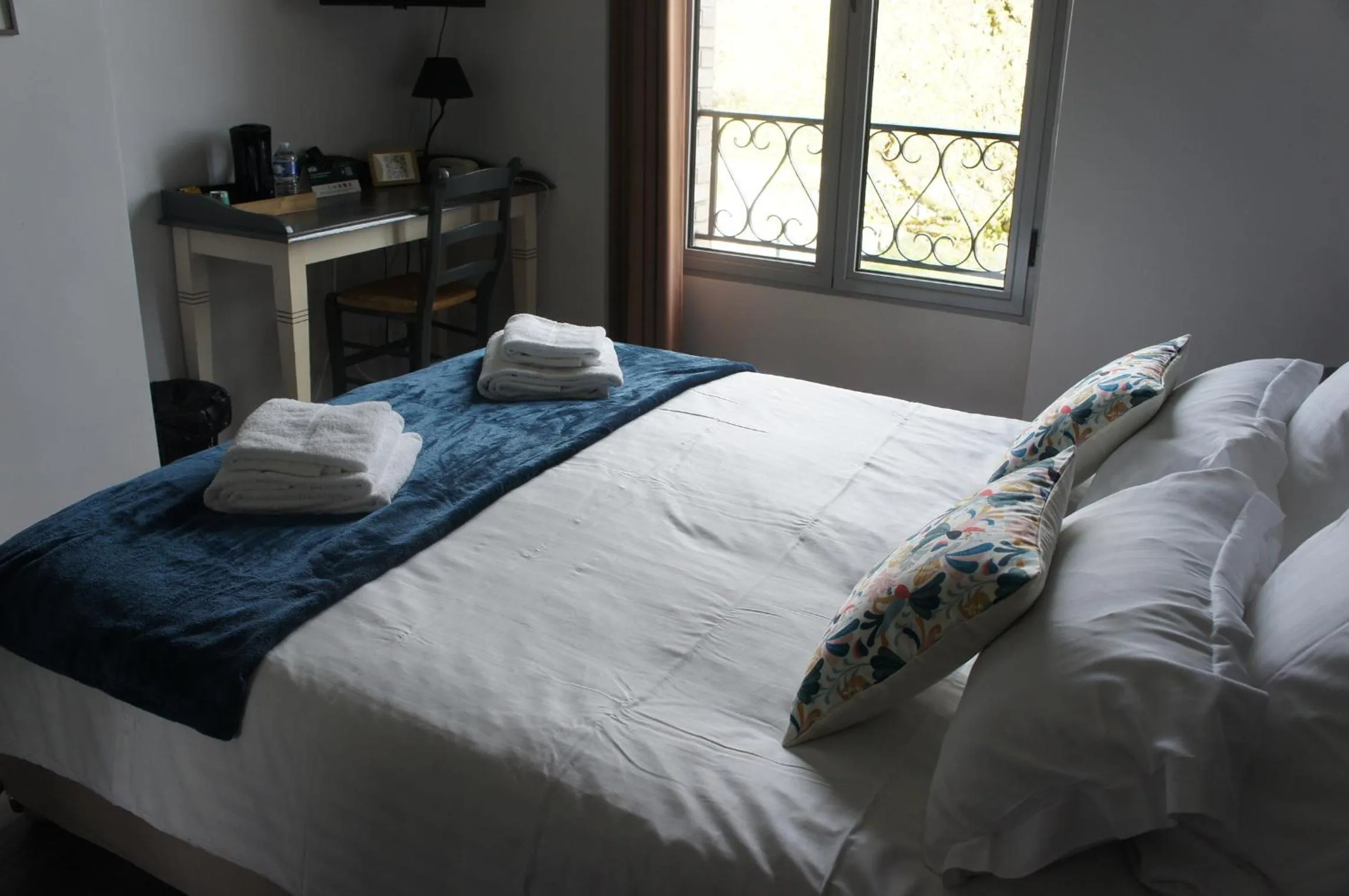 Bed in Logis Hôtel Auberge de Cartassac