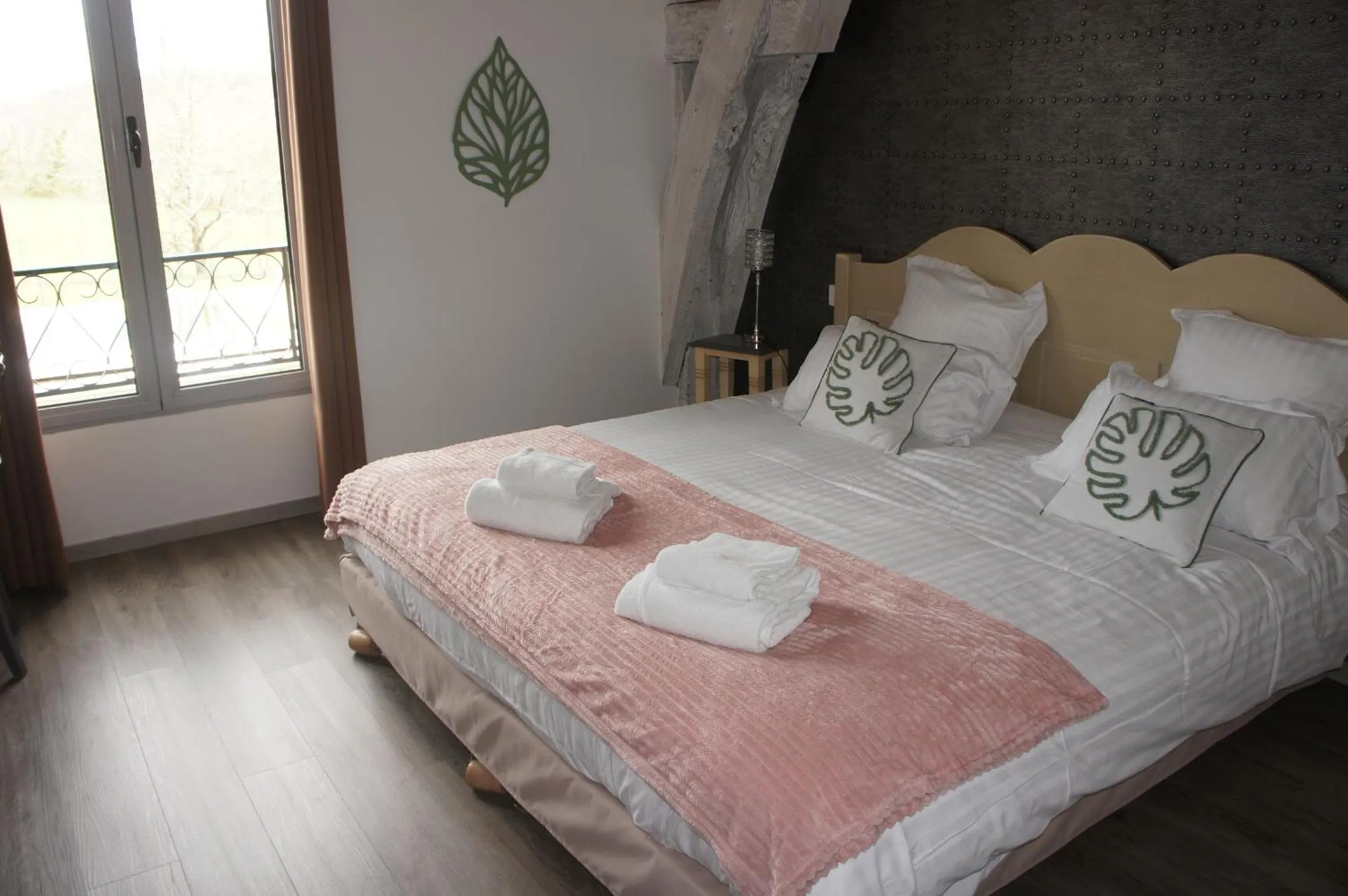 Bed in Logis Hôtel Auberge de Cartassac