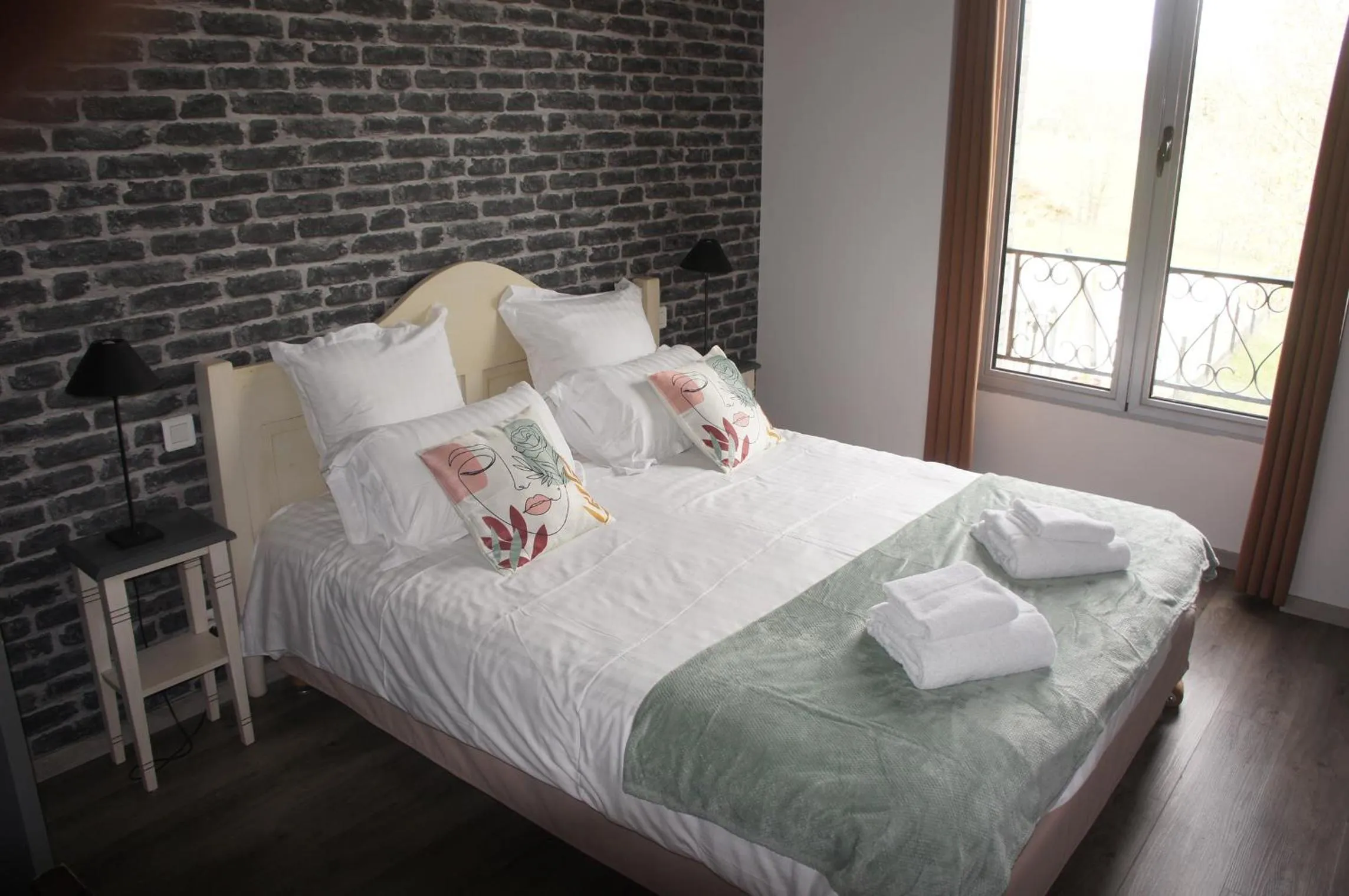 Bed in Logis Hôtel Auberge de Cartassac