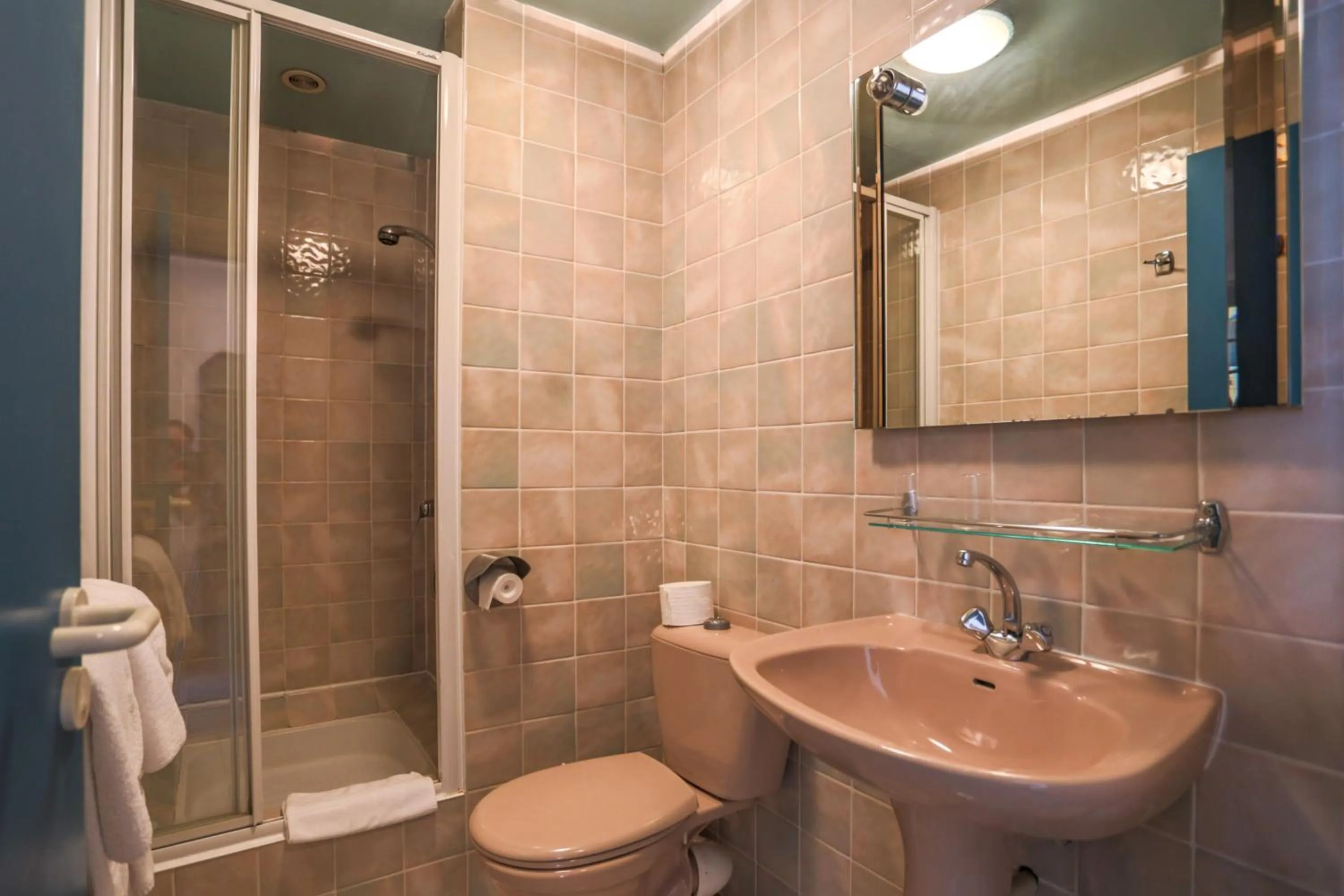 Bathroom in Hotel du Commerce